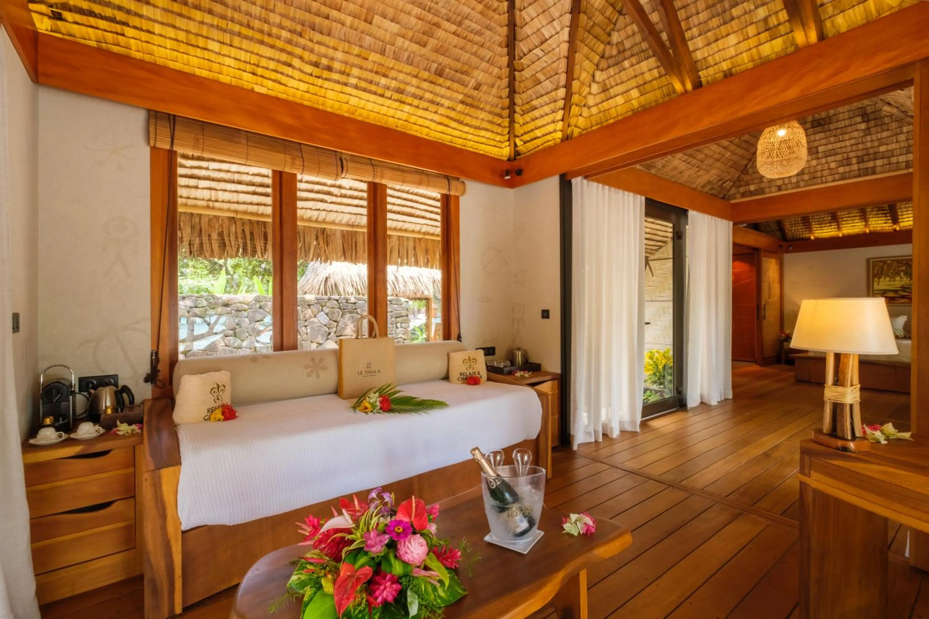 Living room, Bed in Le Taha'a by Pearl Resorts
