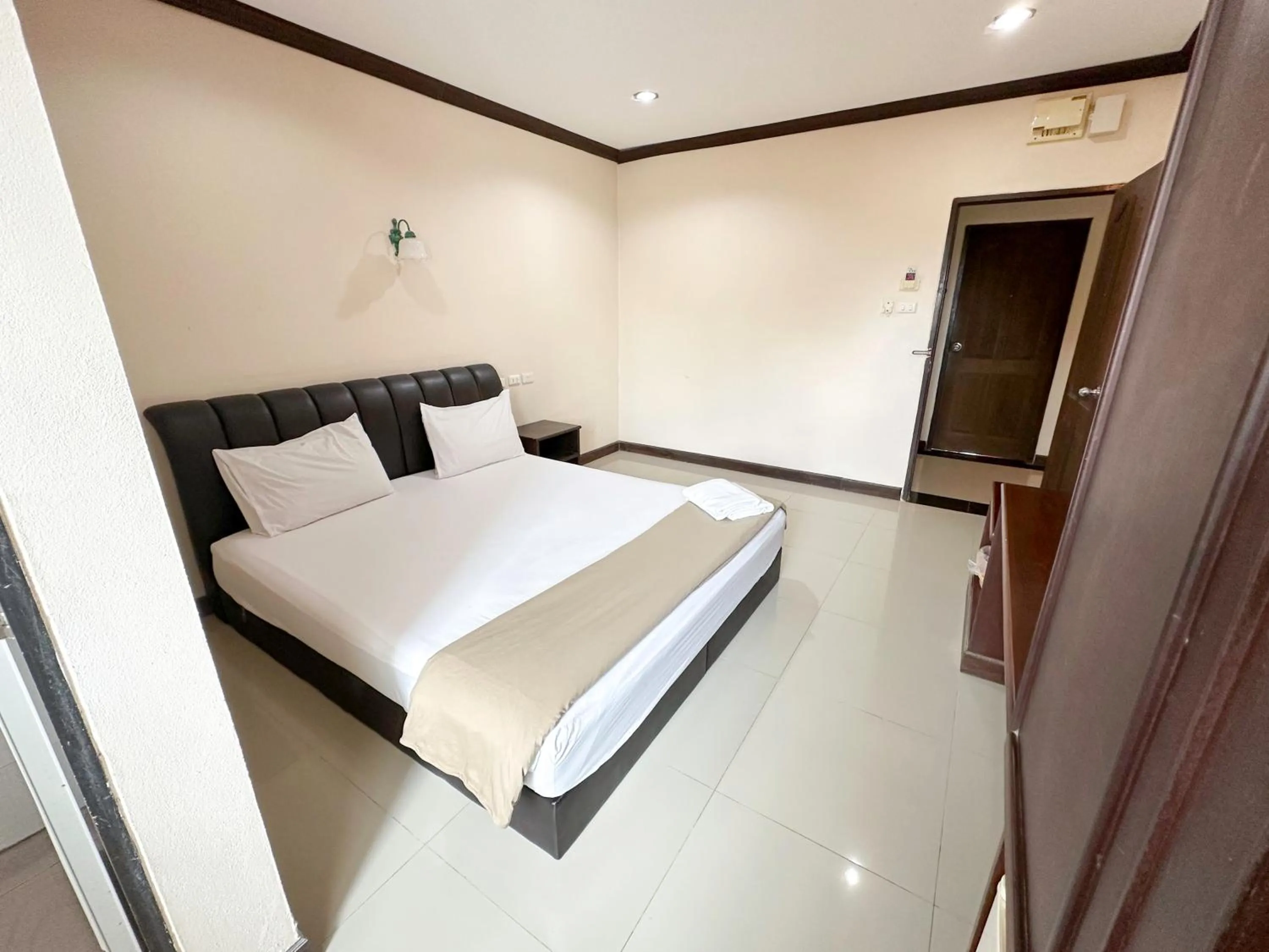 Bedroom, Bed in Baiboon Grand Hotel