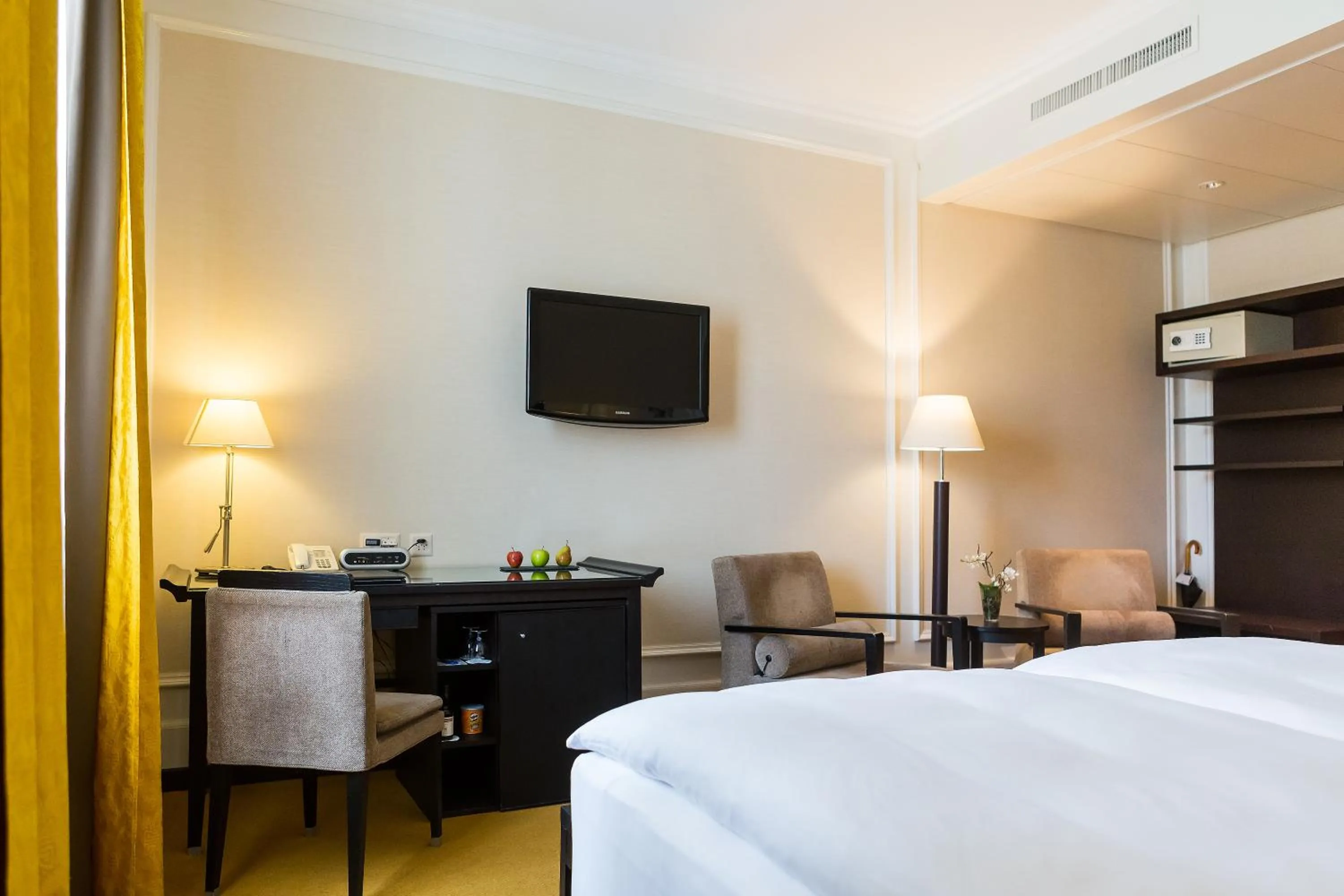 Photo of the whole room, Bed in Hotel Euler Basel