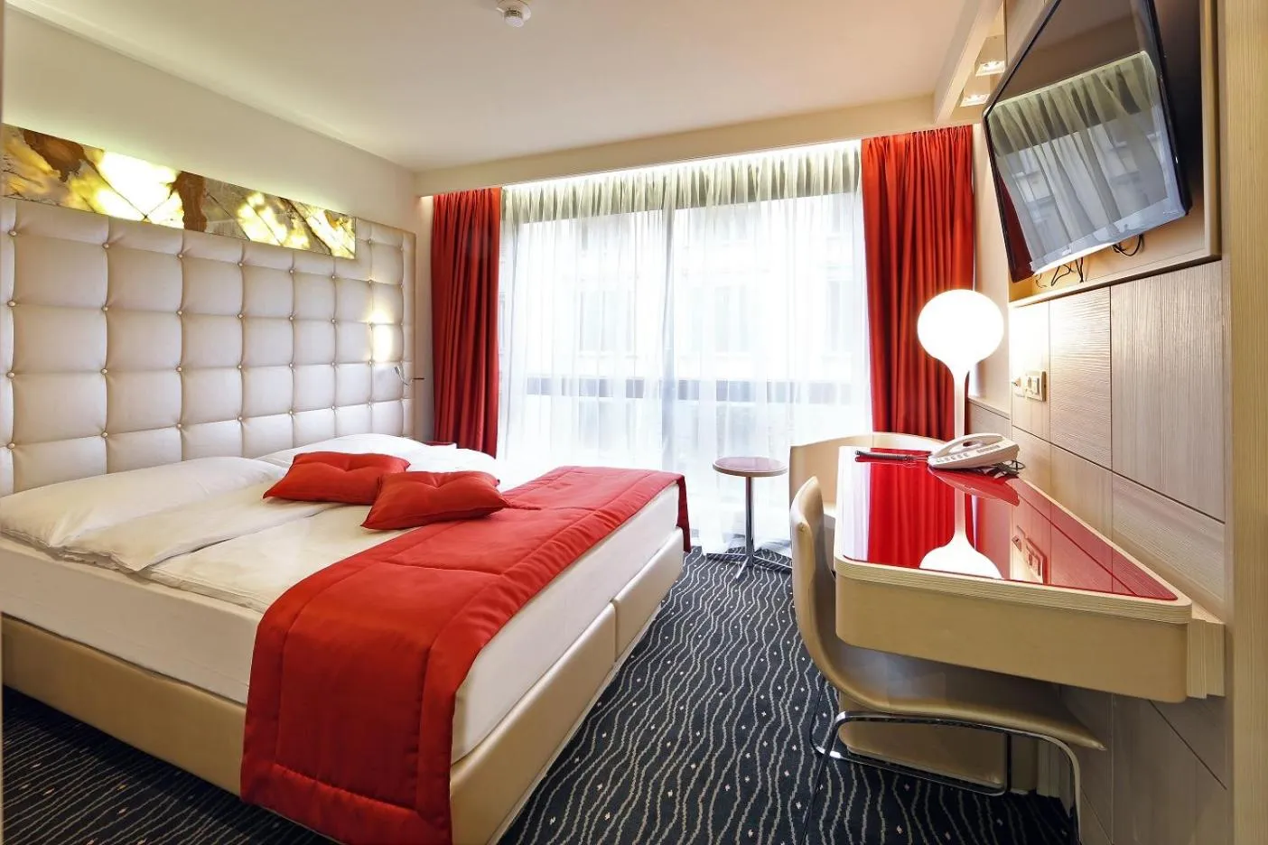 Photo of the whole room, Bed in Hotel St.Gotthard