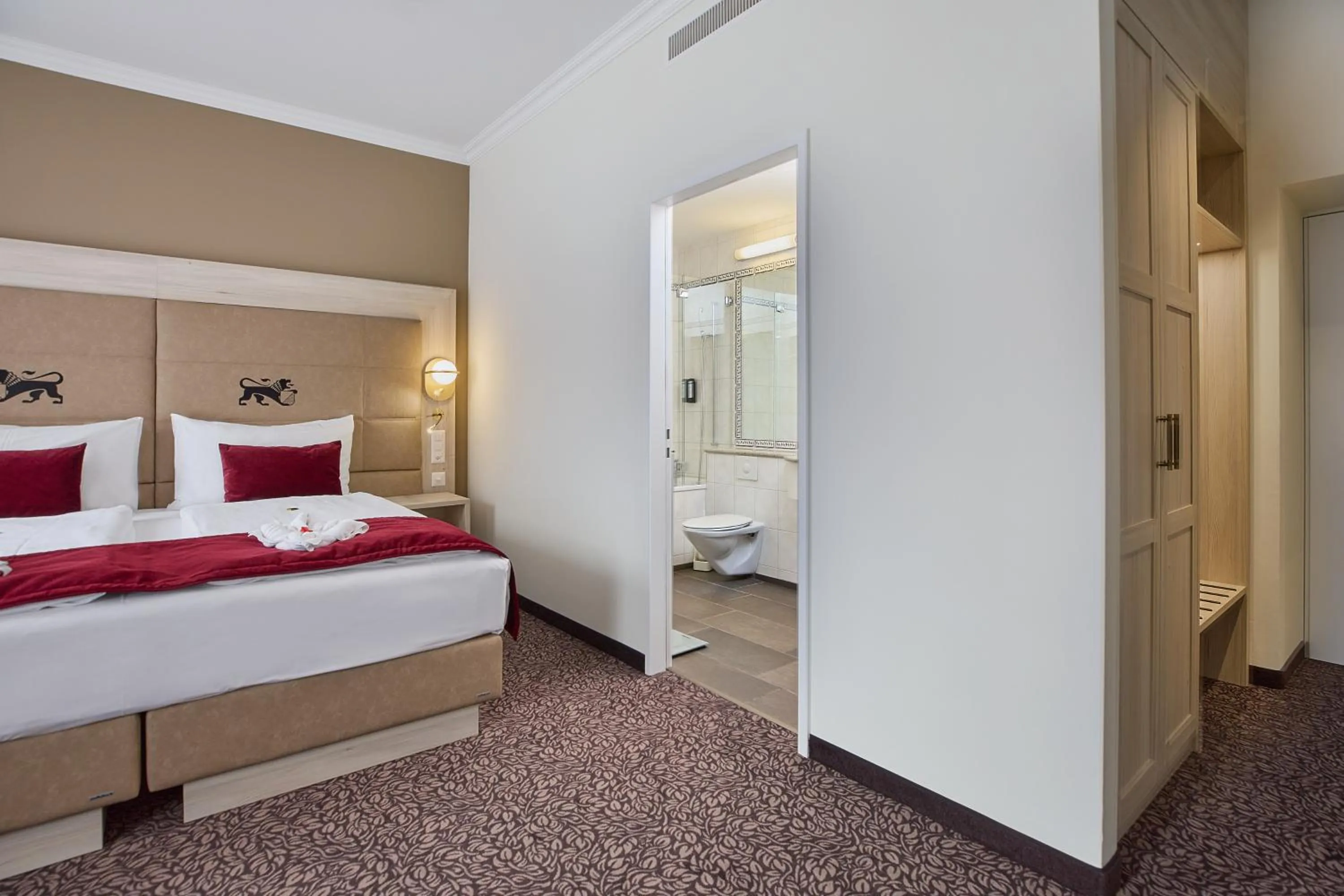 Bathroom, Bed in Hotel St.Gotthard