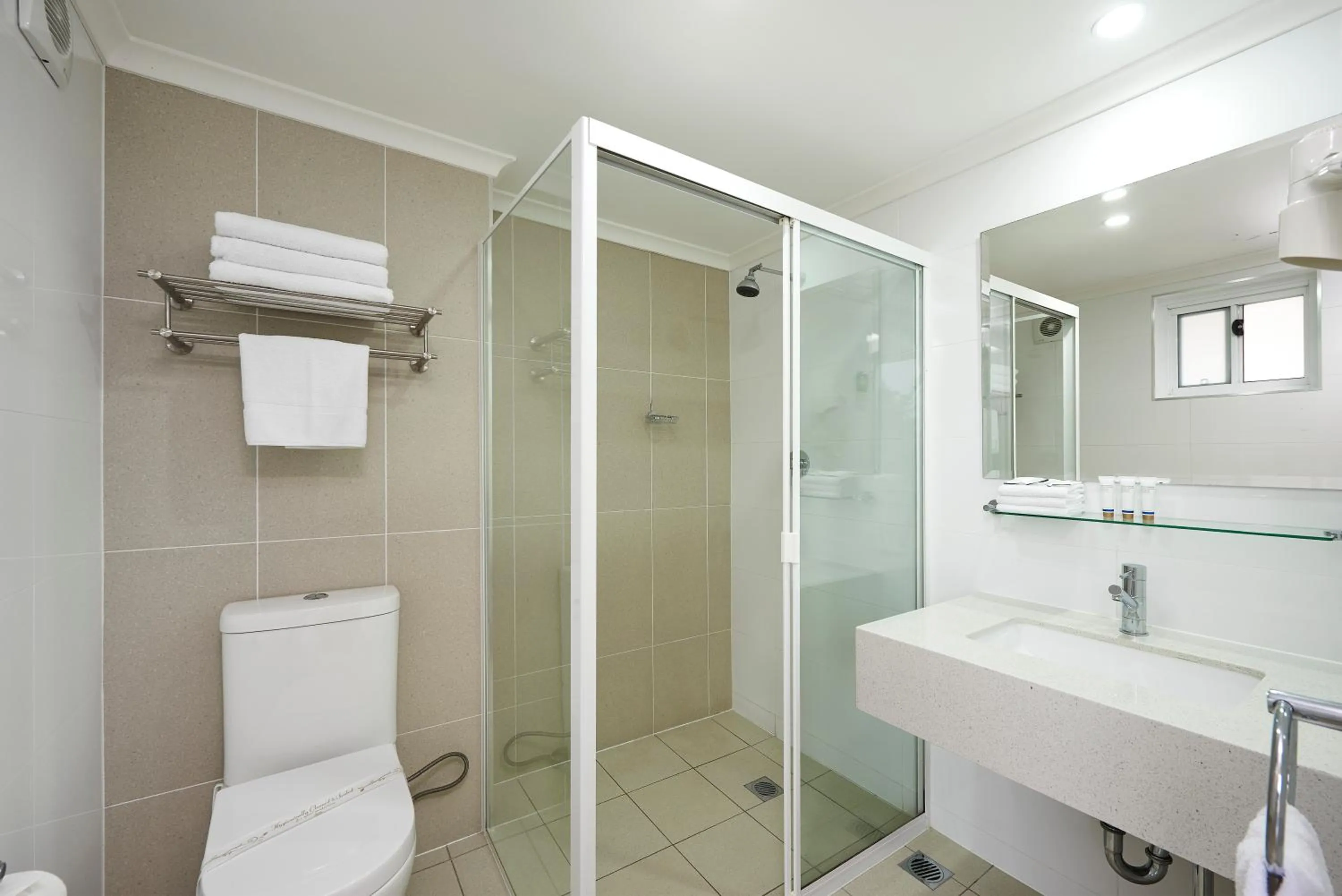 Shower in Best Western Casula Motor Inn