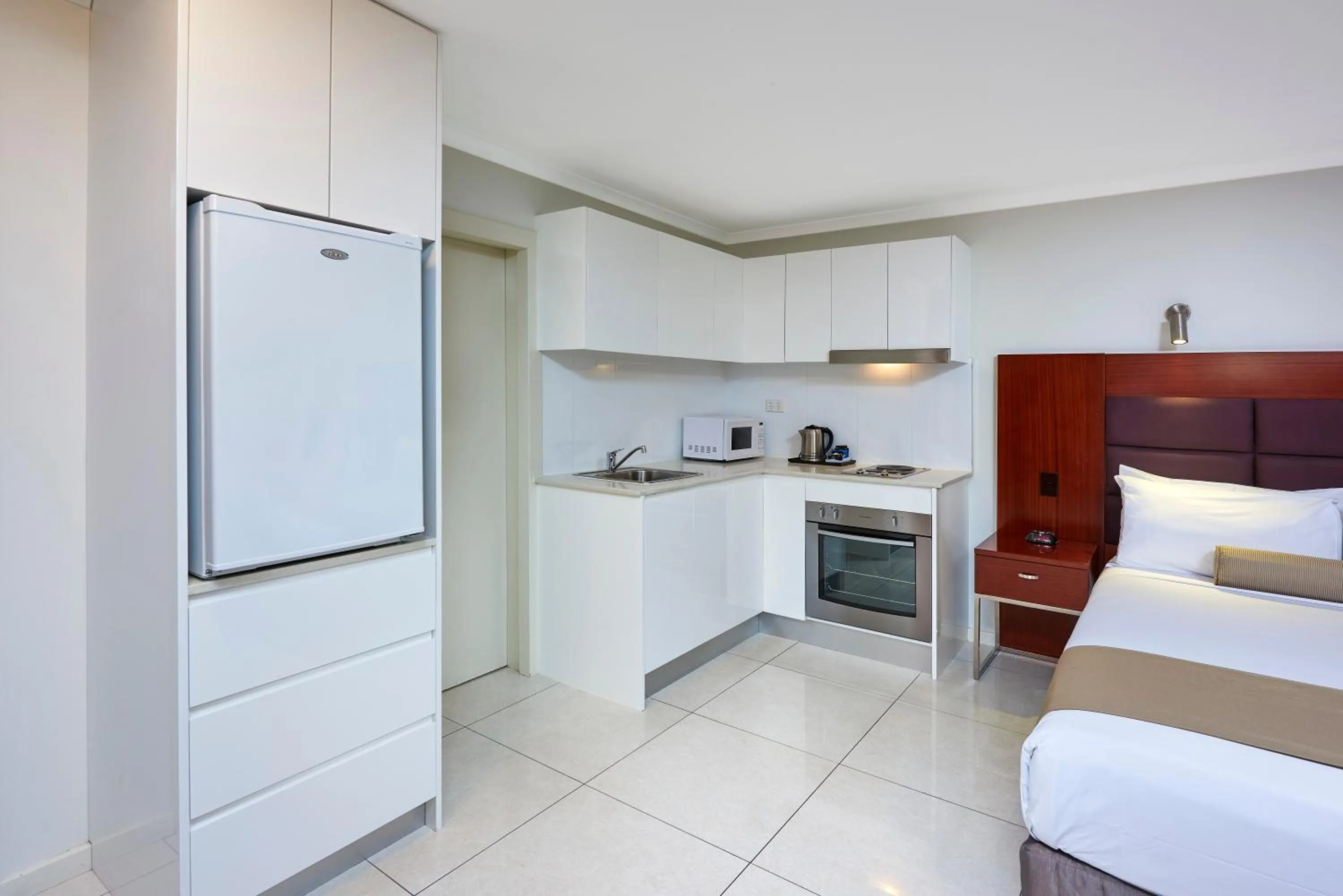 Kitchen or kitchenette, Bed in Best Western Casula Motor Inn