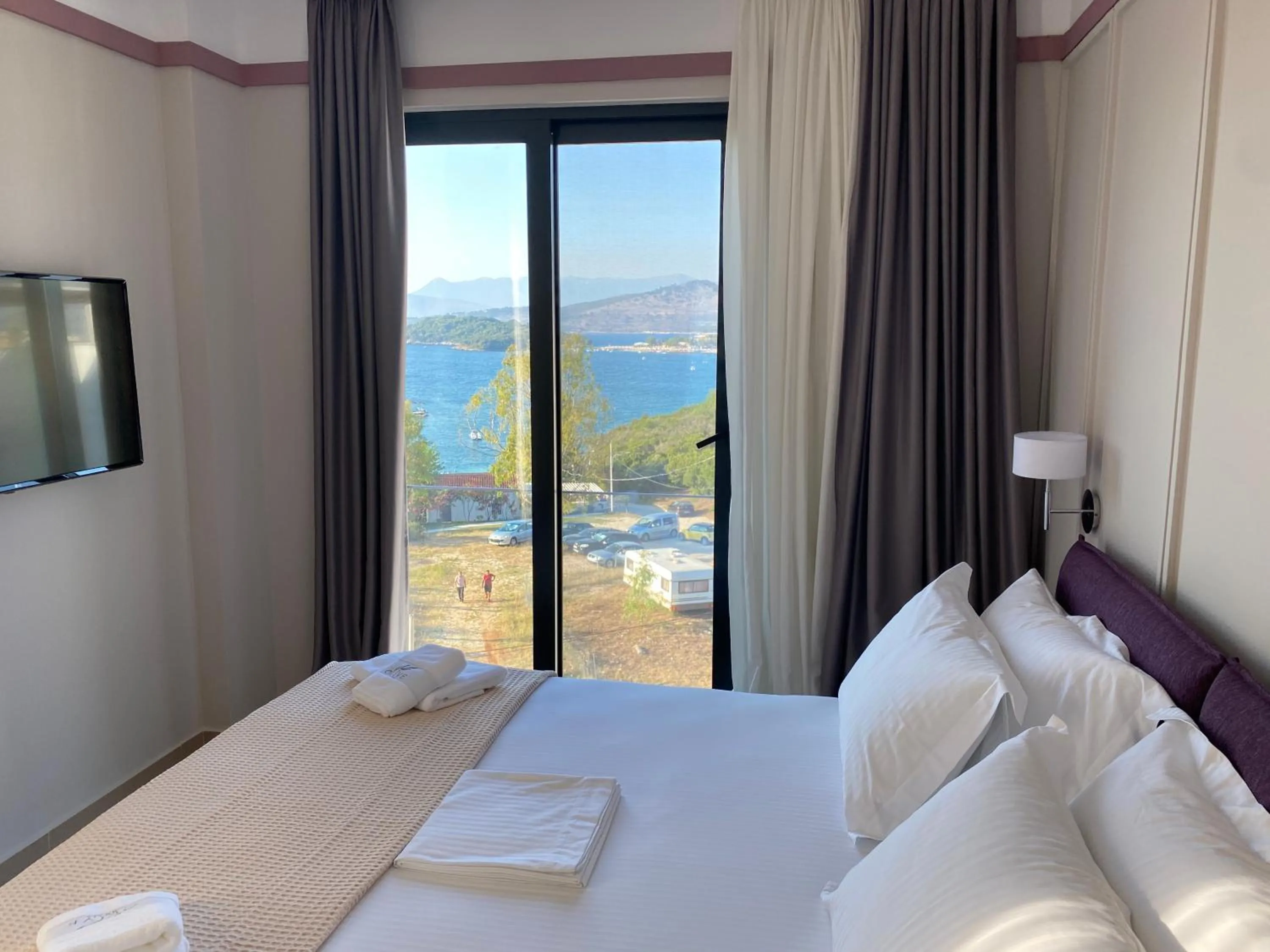 Sea view, Bed in Hotel Olive Ksamil