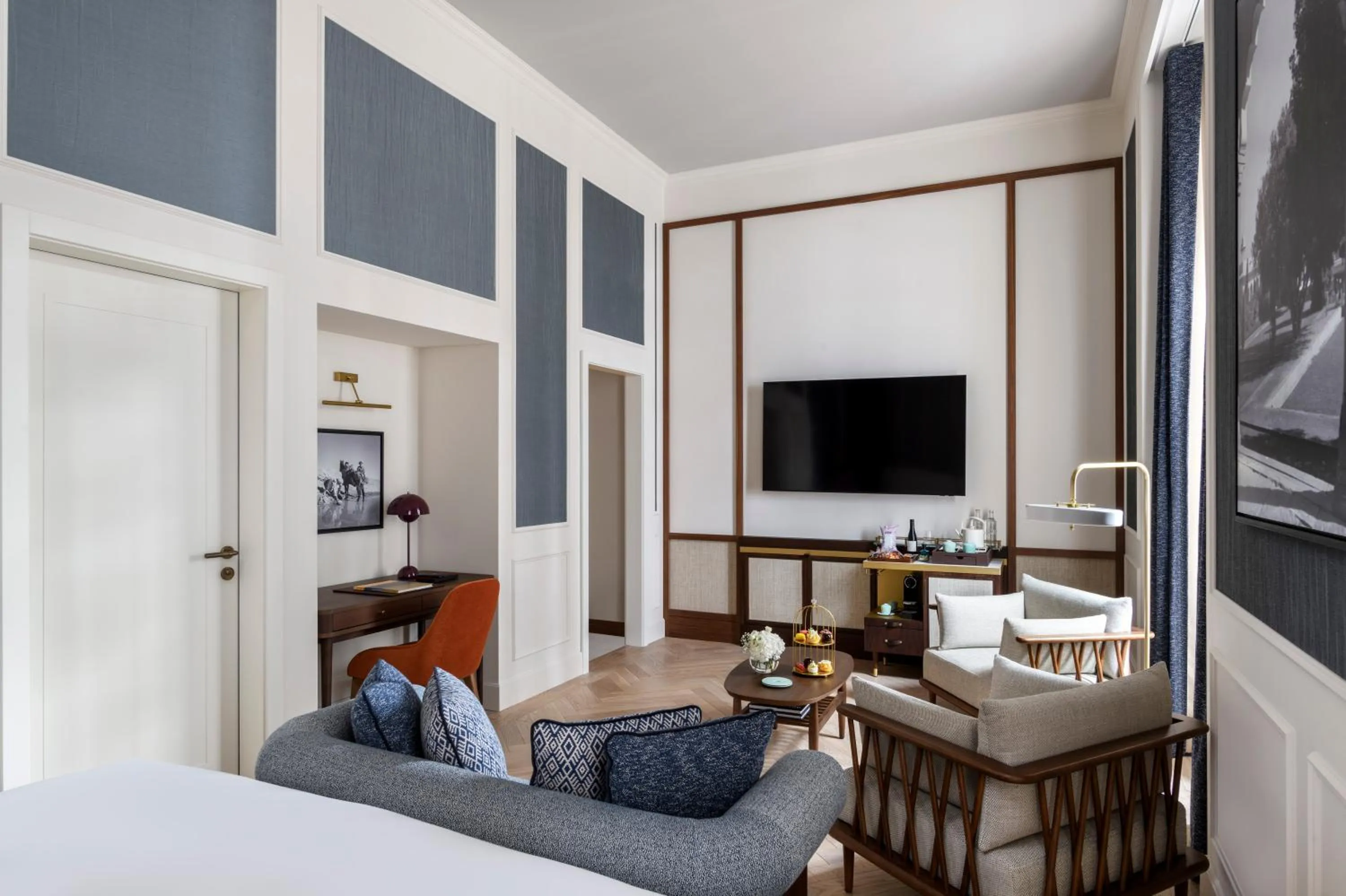 Seating area, Bed in Hôtel Métropole Genève