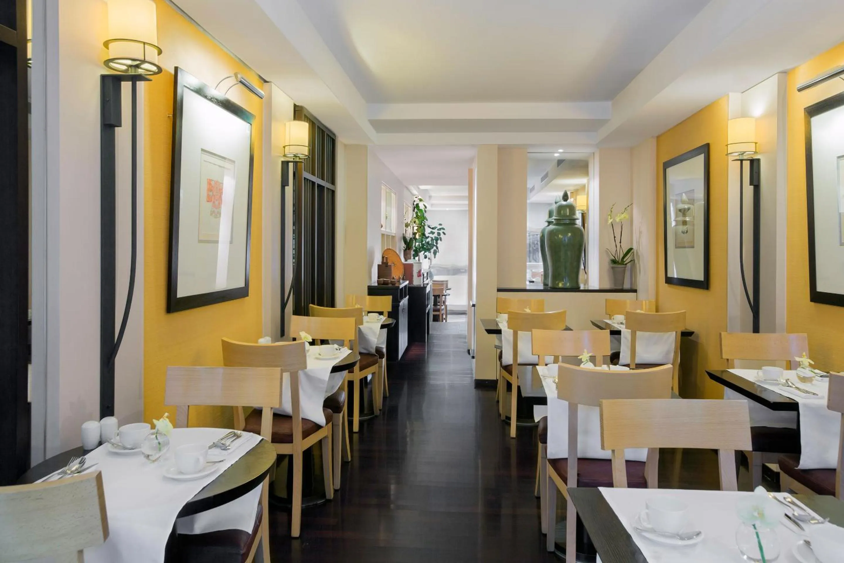 Seating area in Jade Manotel