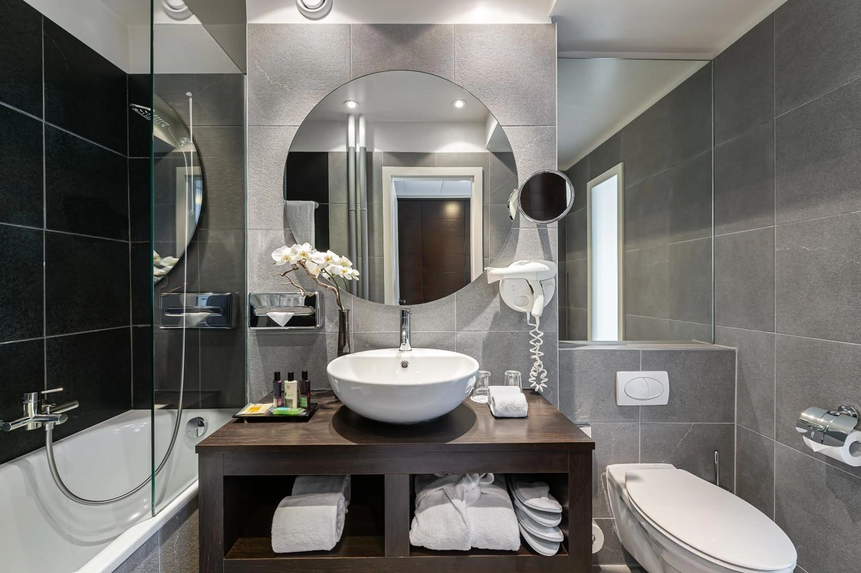 Bathroom in Jade Manotel