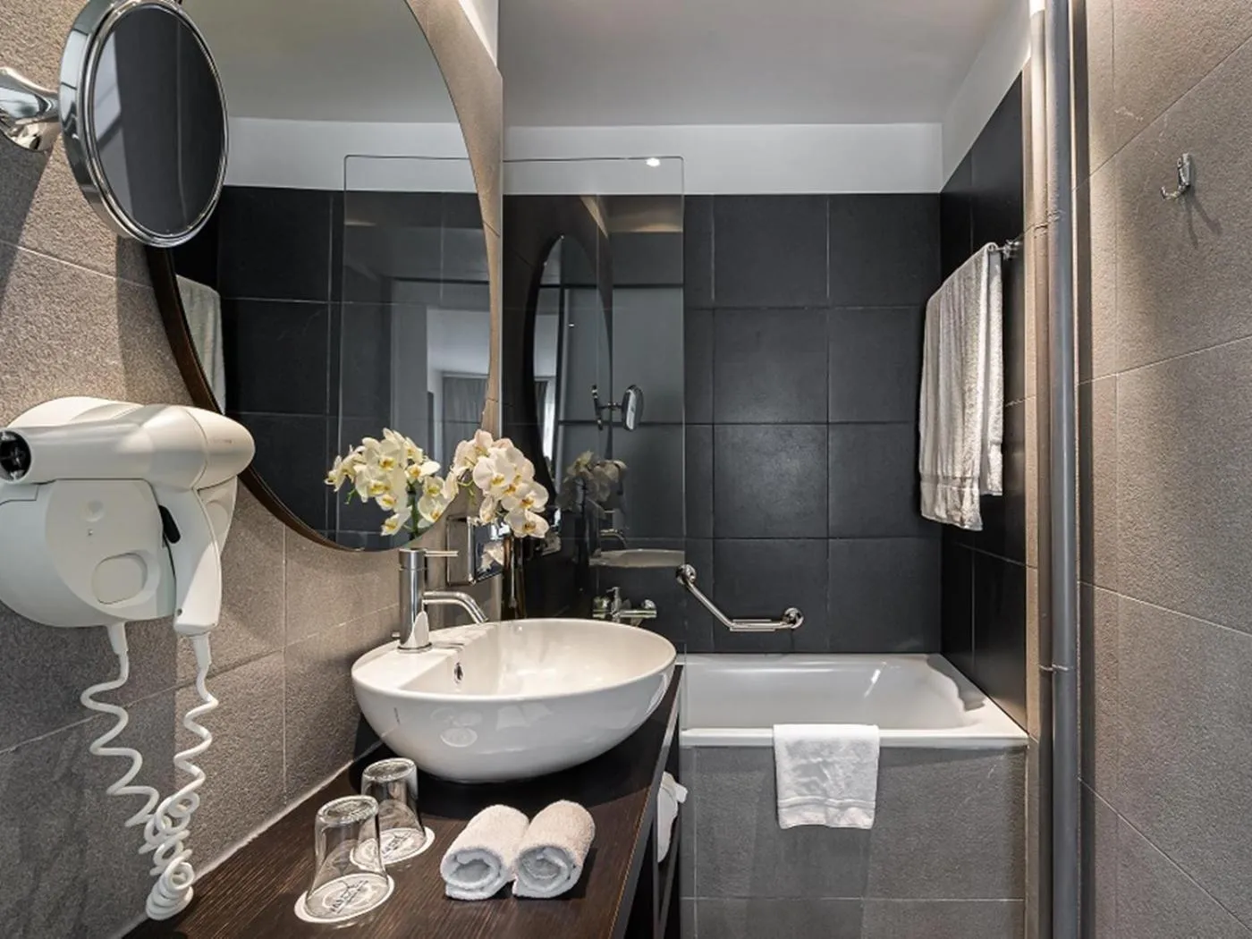 Bathroom in Jade Manotel