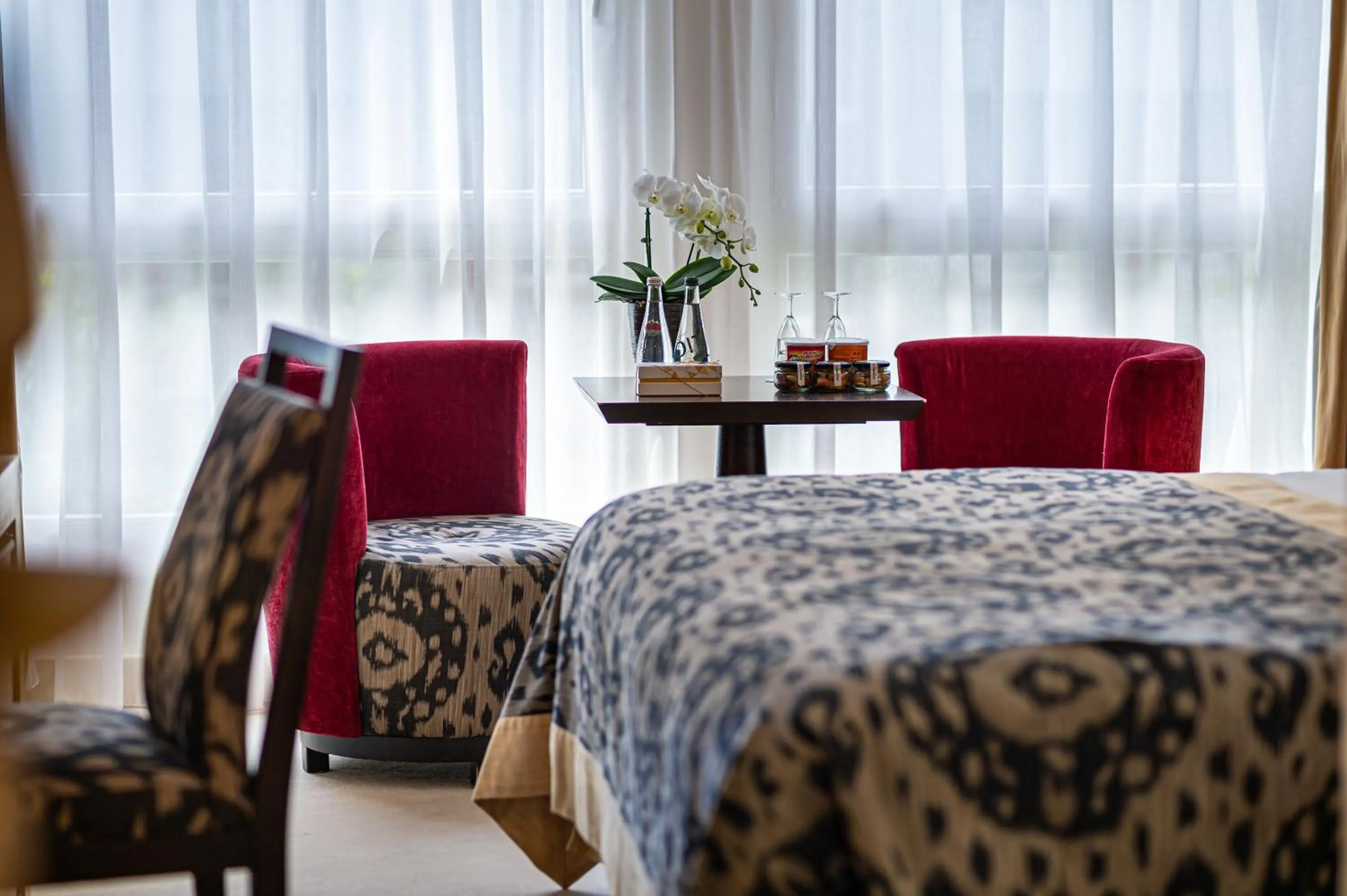 Seating area, Bed in Jade Manotel