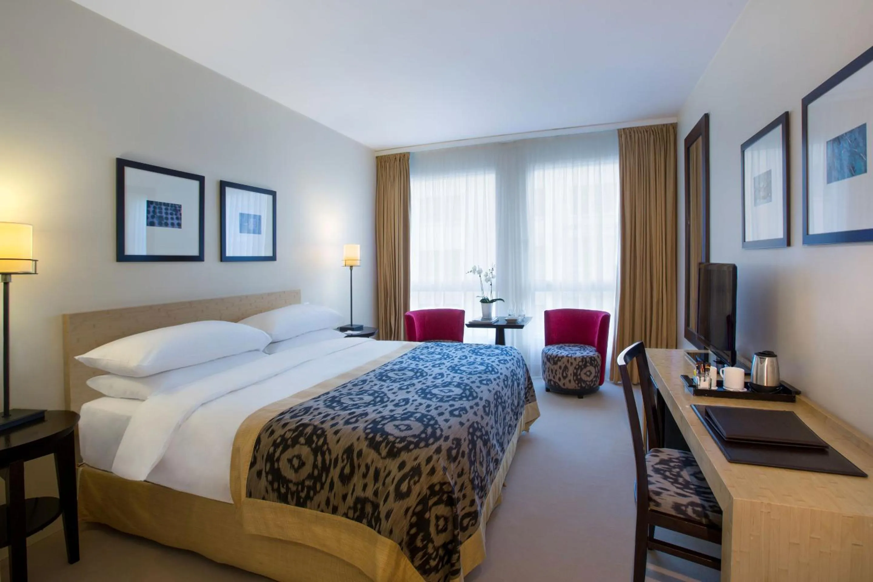 Bedroom, Bed in Jade Manotel