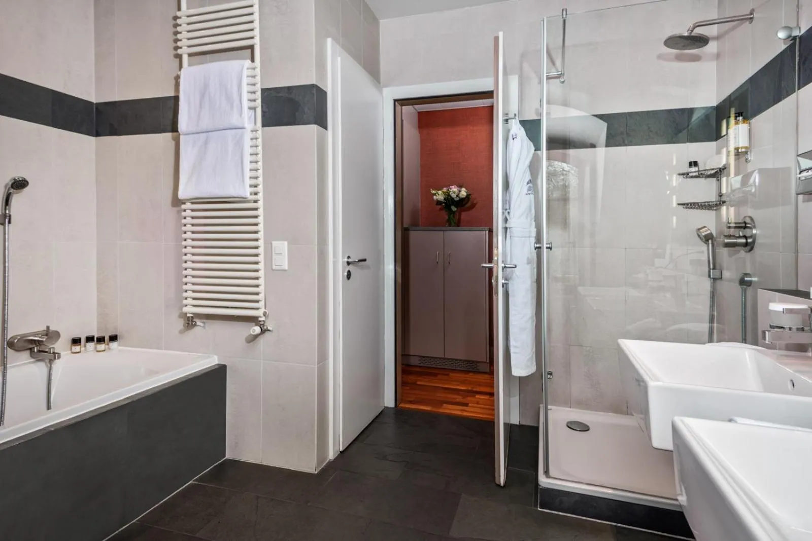 Bathroom in Hôtel Résidence Parc des Eaux Vives