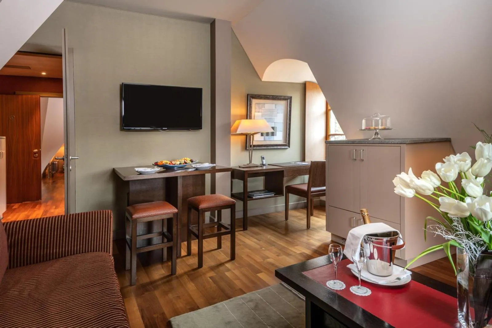 TV and multimedia in Hôtel Résidence Parc des Eaux Vives