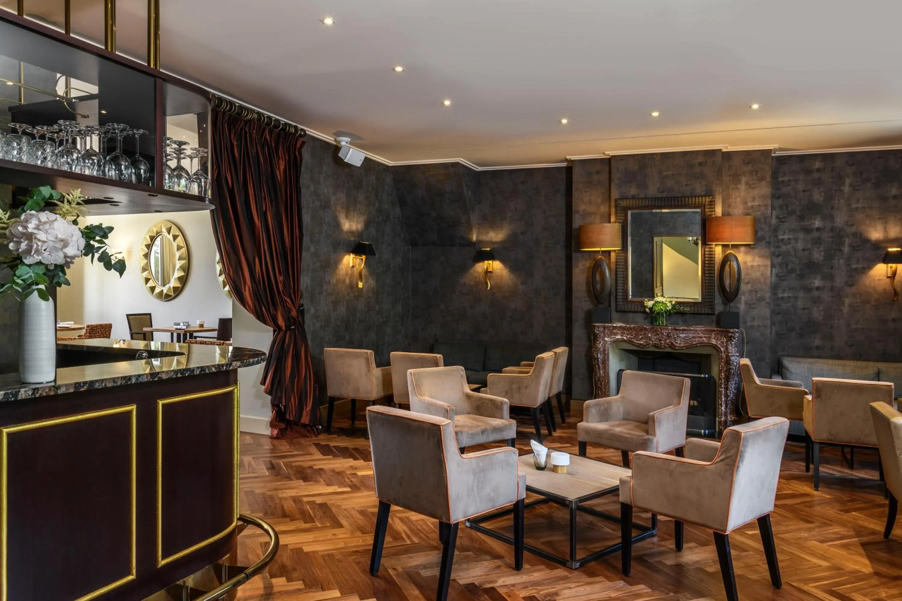 Lounge or bar in Hôtel Résidence Parc des Eaux Vives