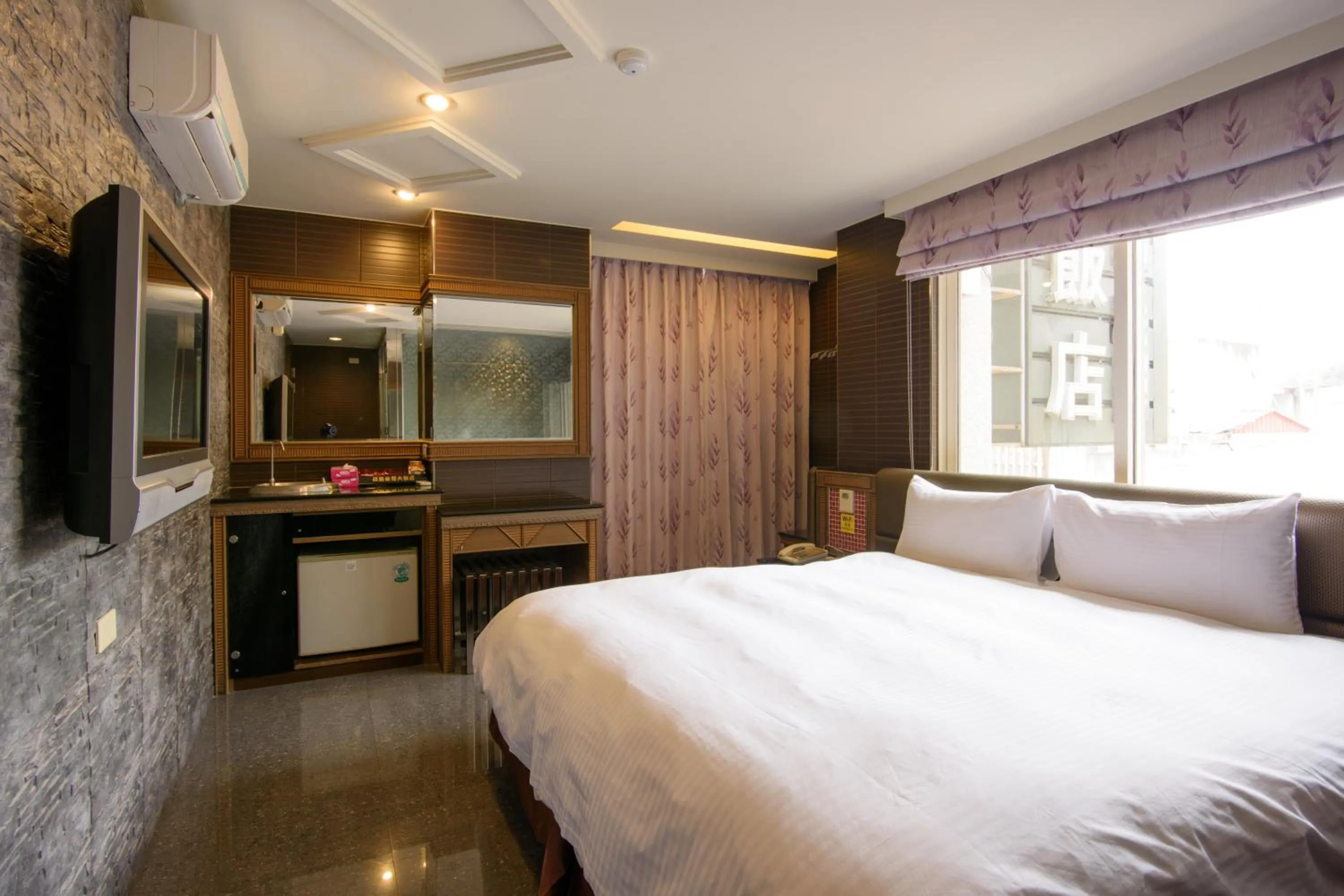 Photo of the whole room, Bed in Shui Sha Lian Hotel - Harbor Resort