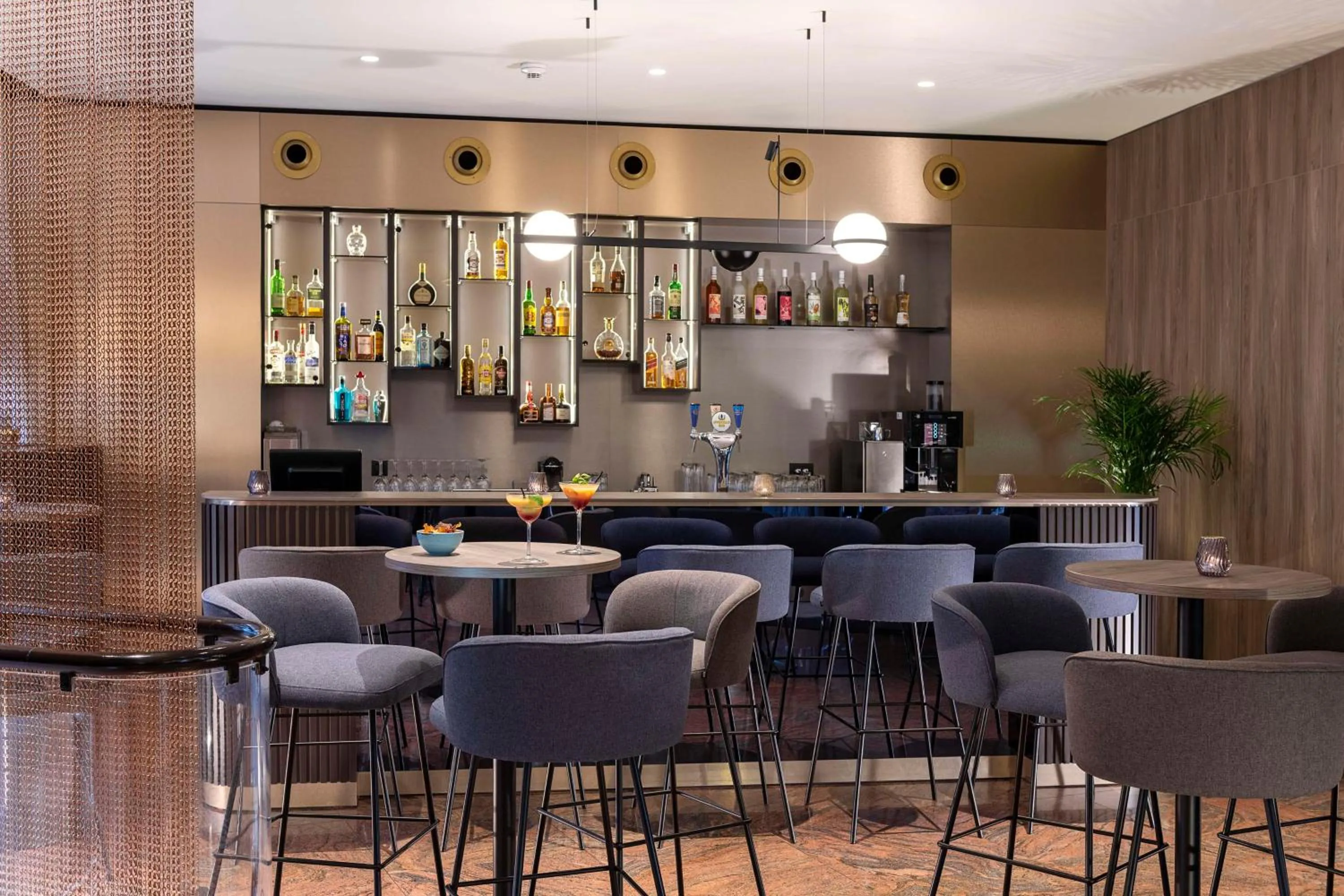 Lounge or bar in NH Geneva Airport Hotel