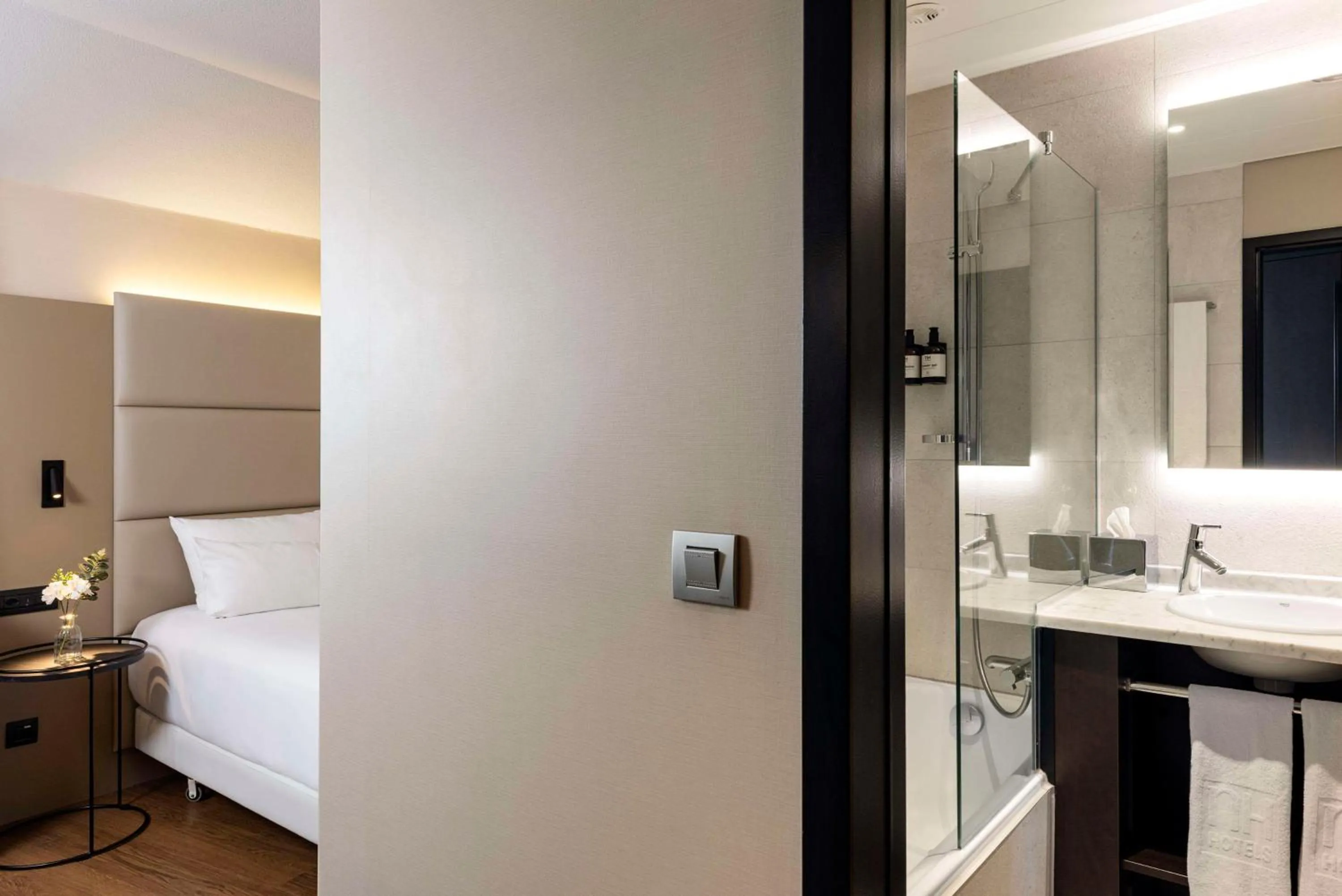 Bedroom, Bed in NH Geneva Airport Hotel