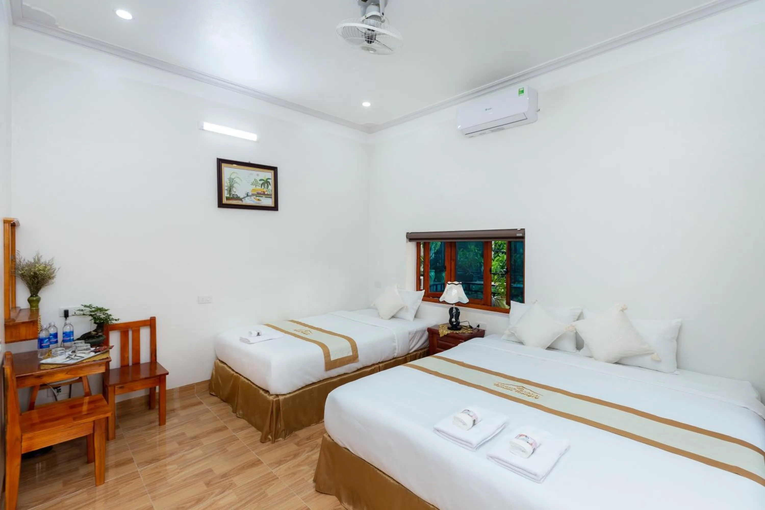 Photo of the whole room, Bed in Tam Coc Tuong Vy Homestay