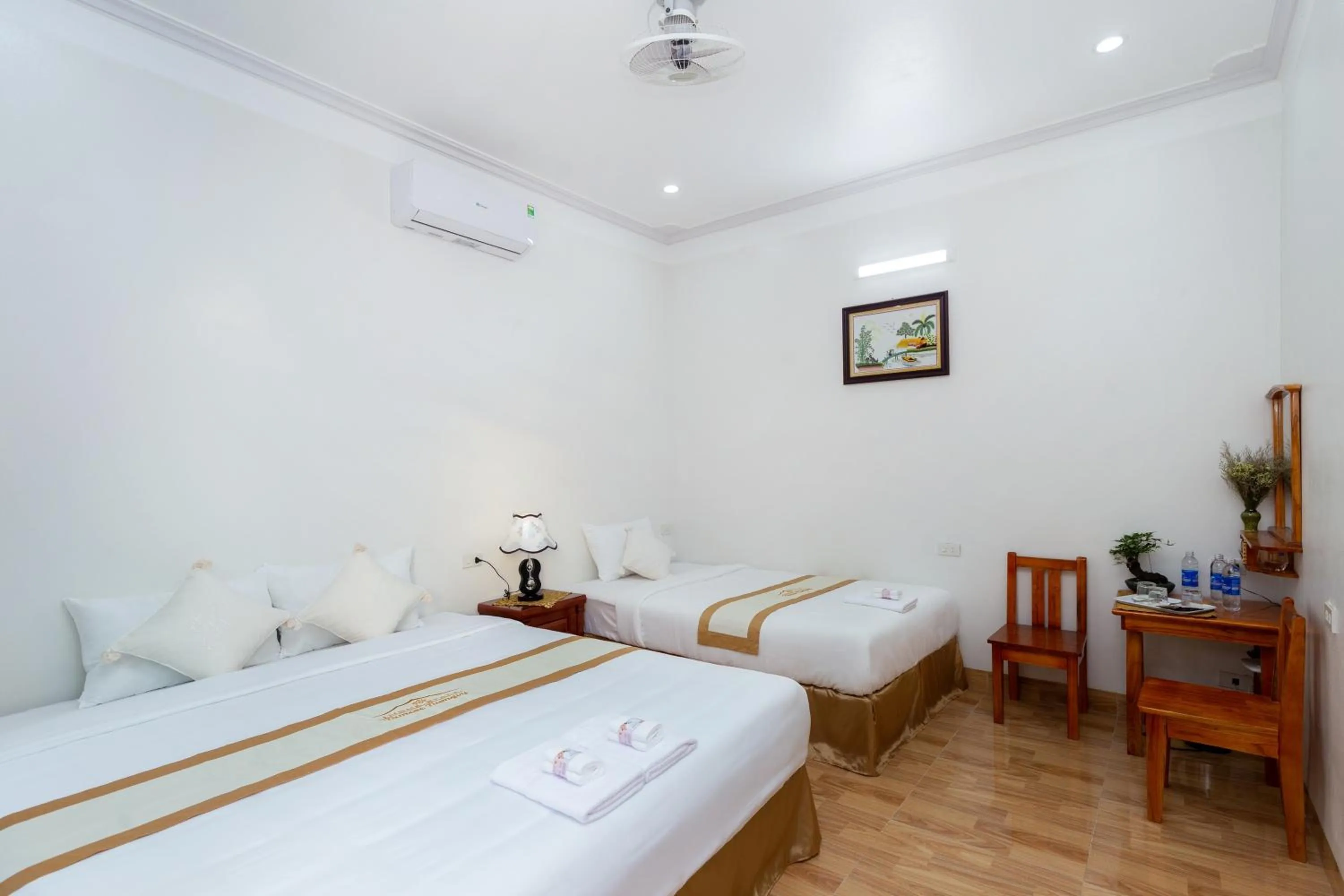 Photo of the whole room, Bed in Tam Coc Tuong Vy Homestay
