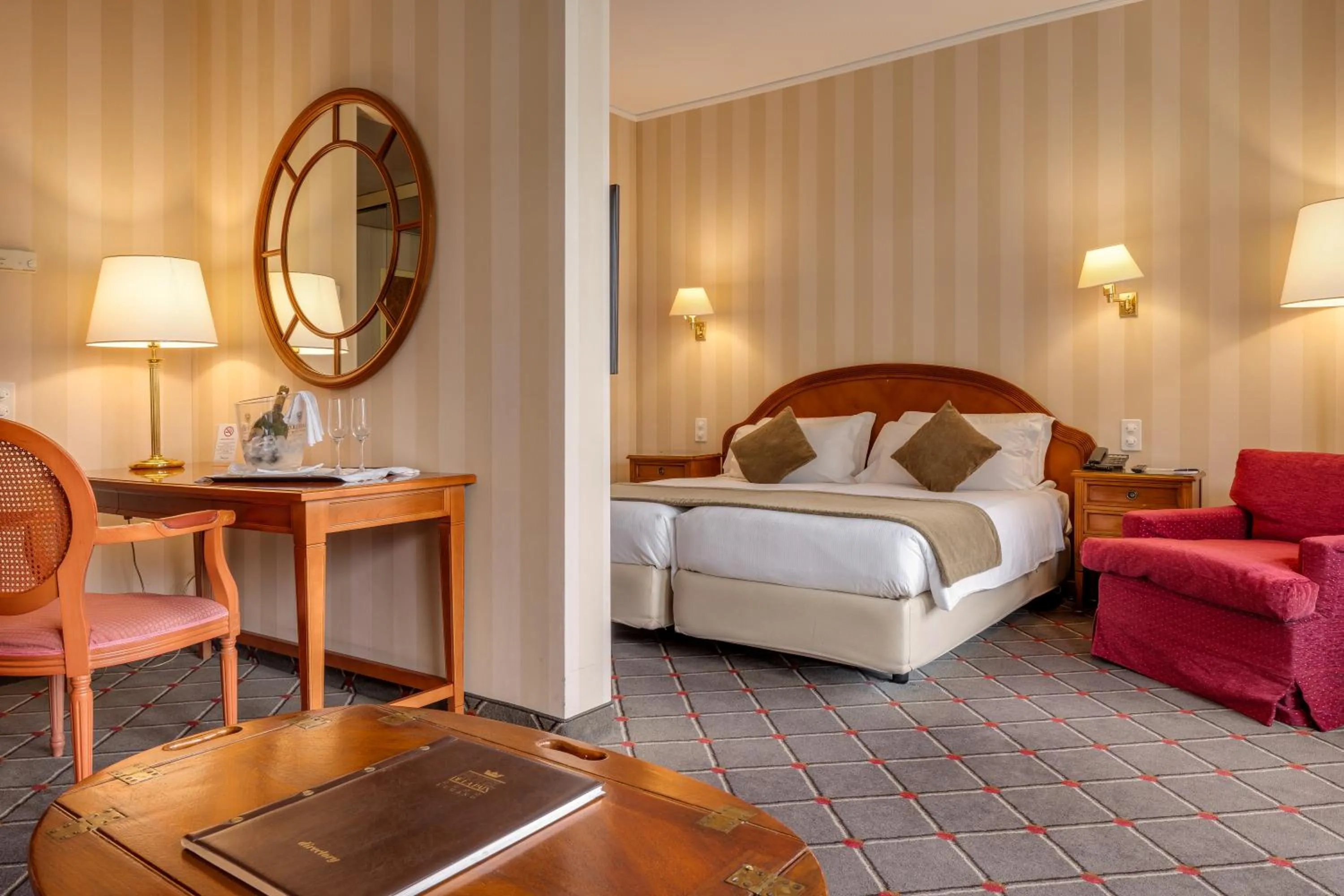 Bedroom, Bed in Hotel De La Paix