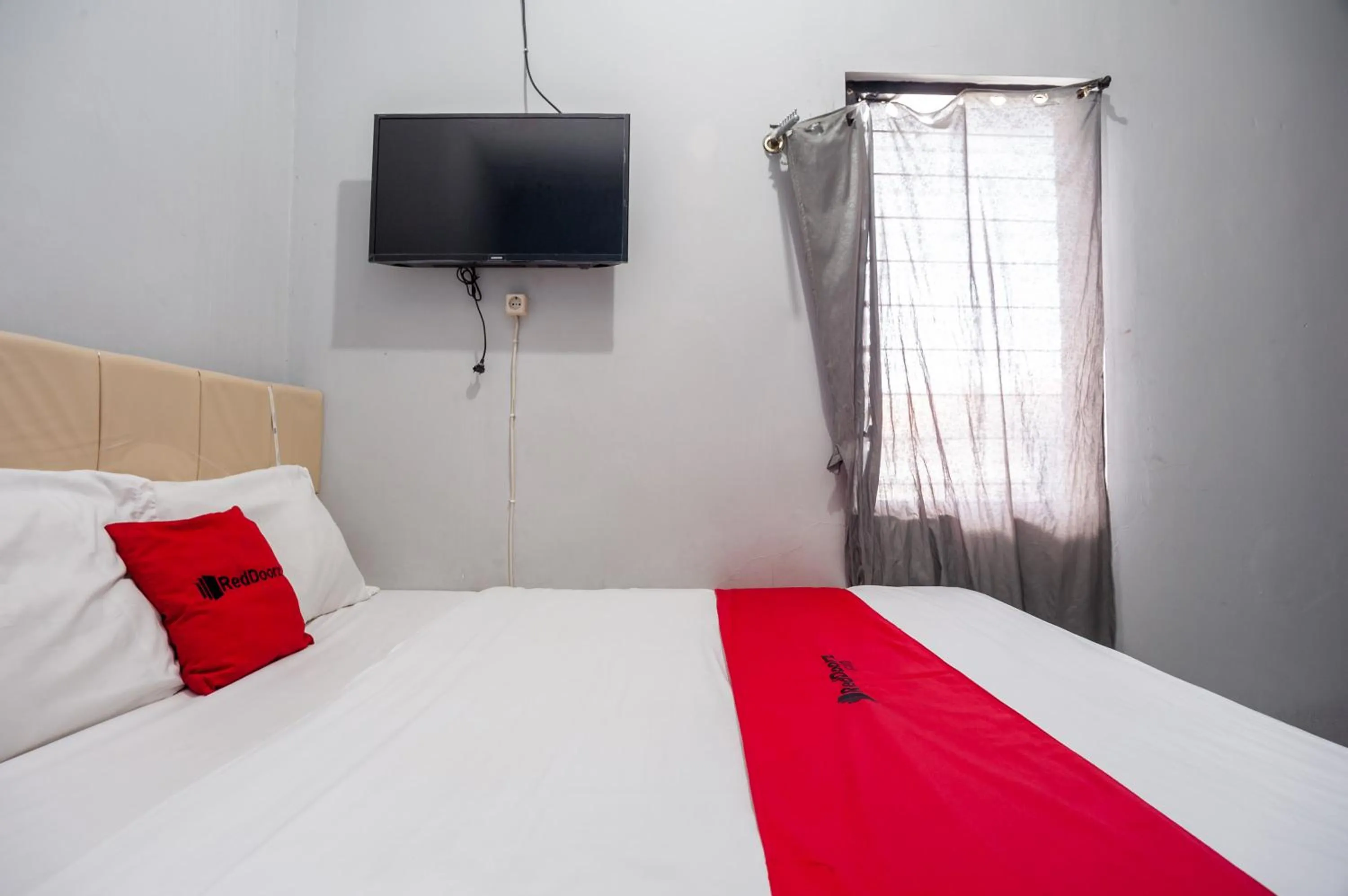 Bedroom, Bed in RedDoorz near Margonda Raya