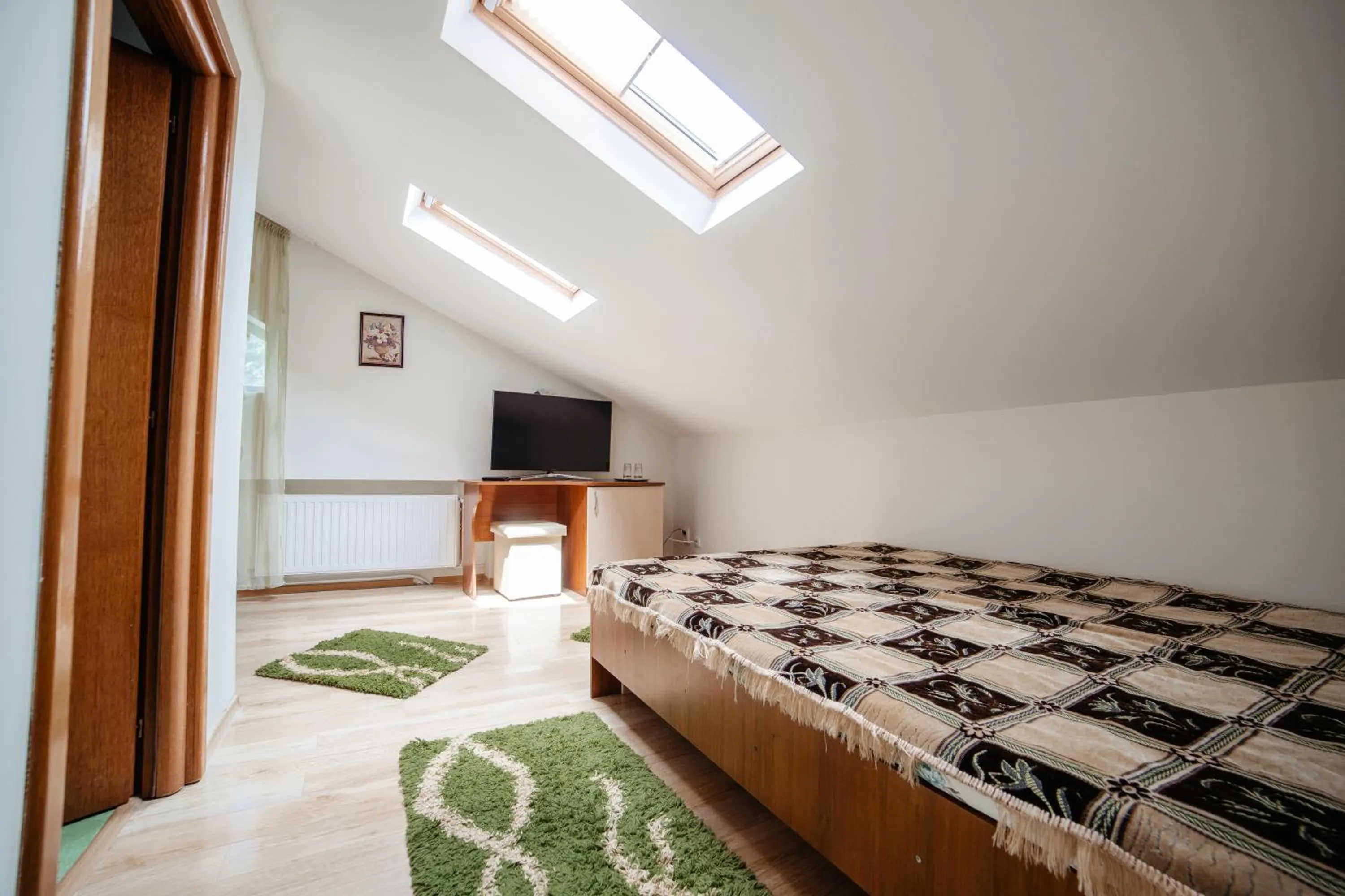 Communal lounge/ TV room, Bed in Pensiunea Floare de Colţ