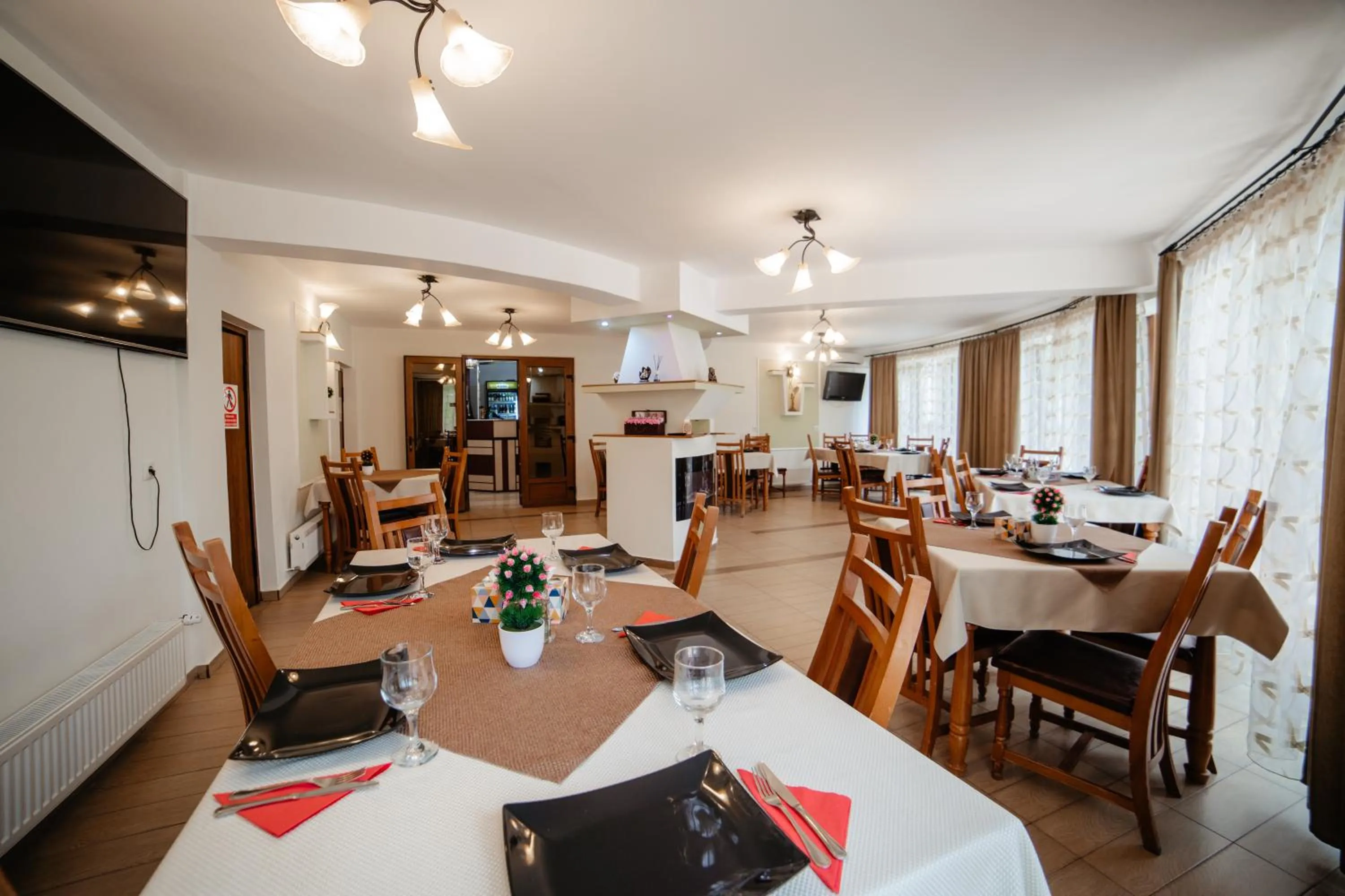 Restaurant/places to eat in Pensiunea Floare de Colţ