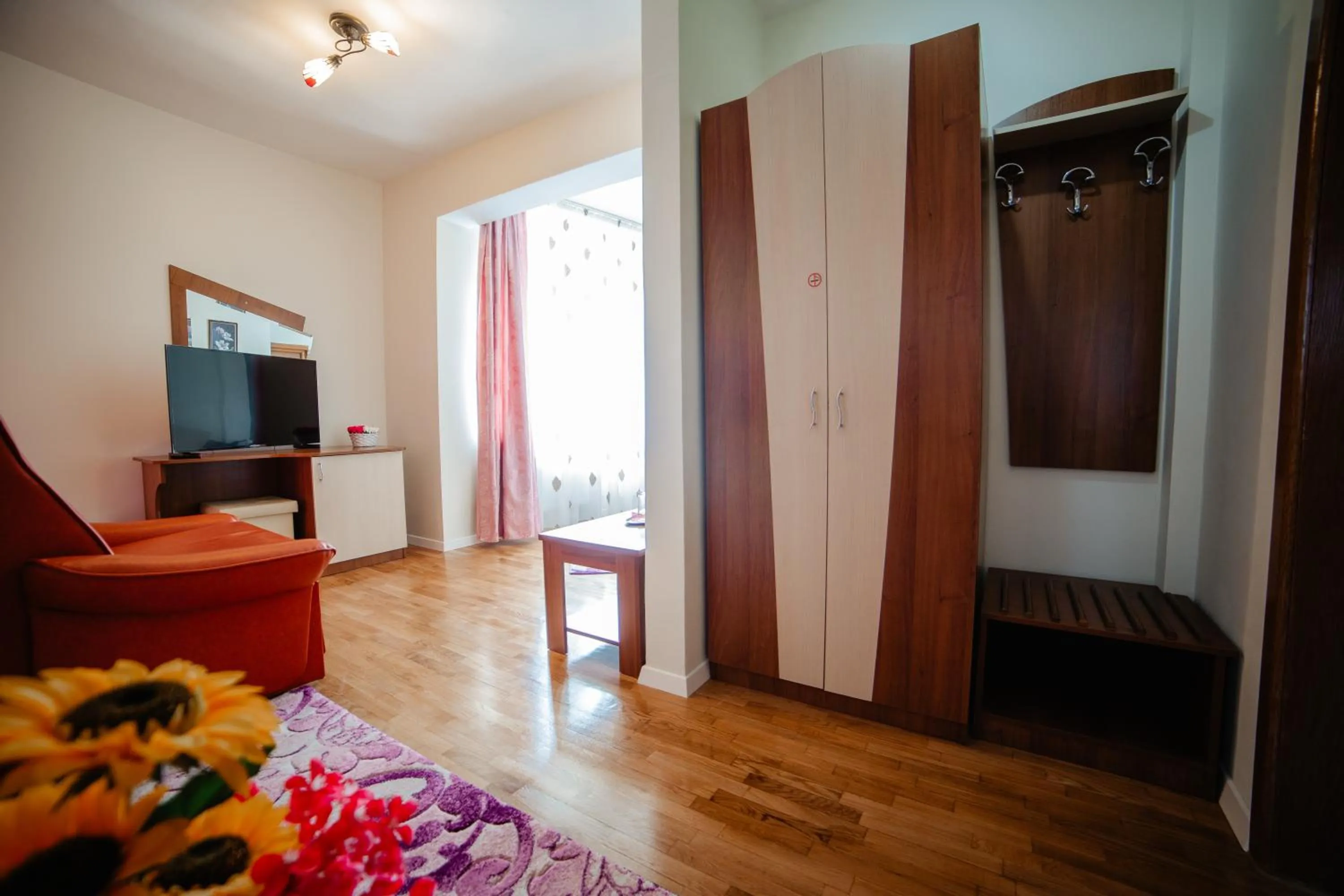 Communal lounge/ TV room, Bed in Pensiunea Floare de Colţ