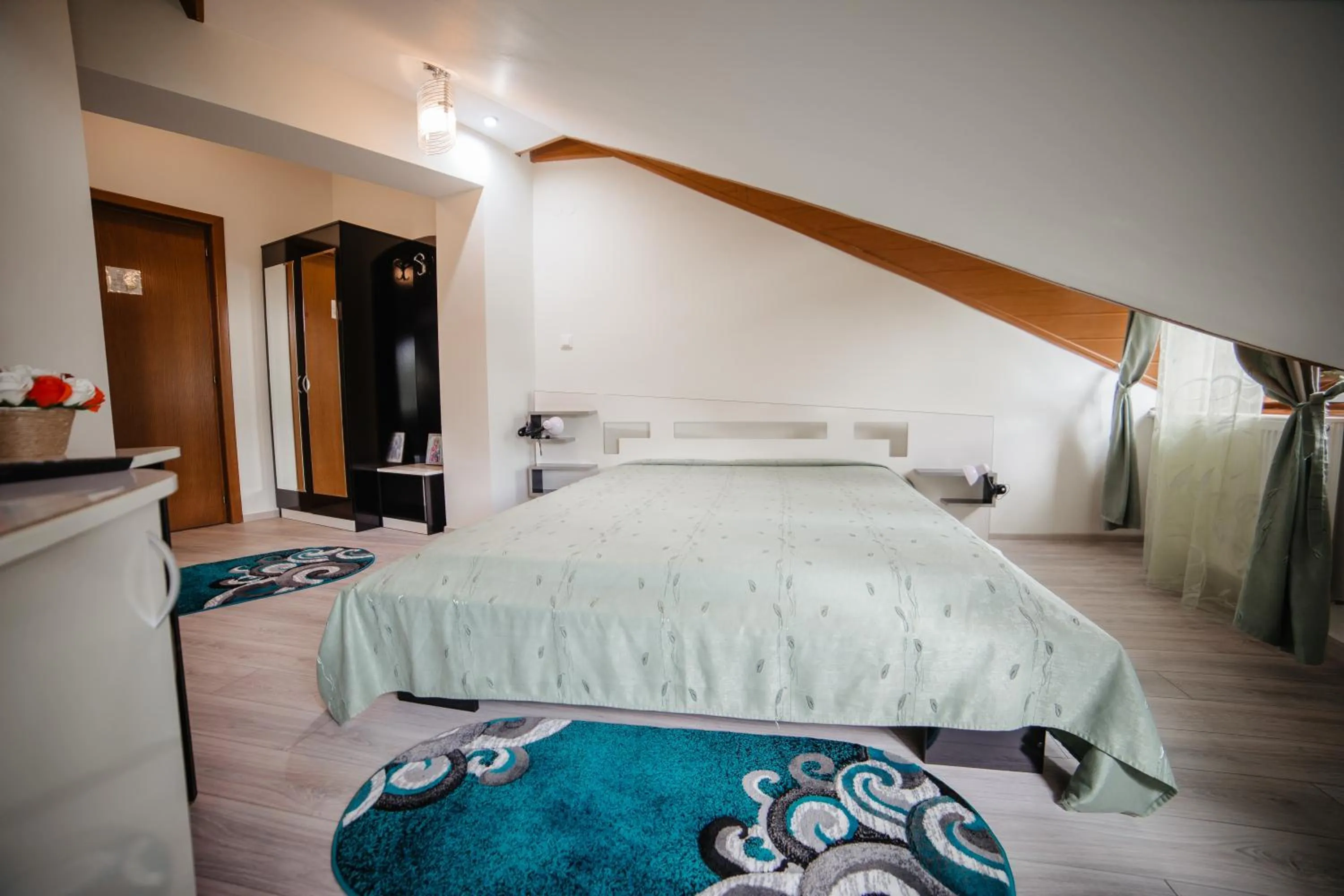 Bed in Pensiunea Floare de Colţ