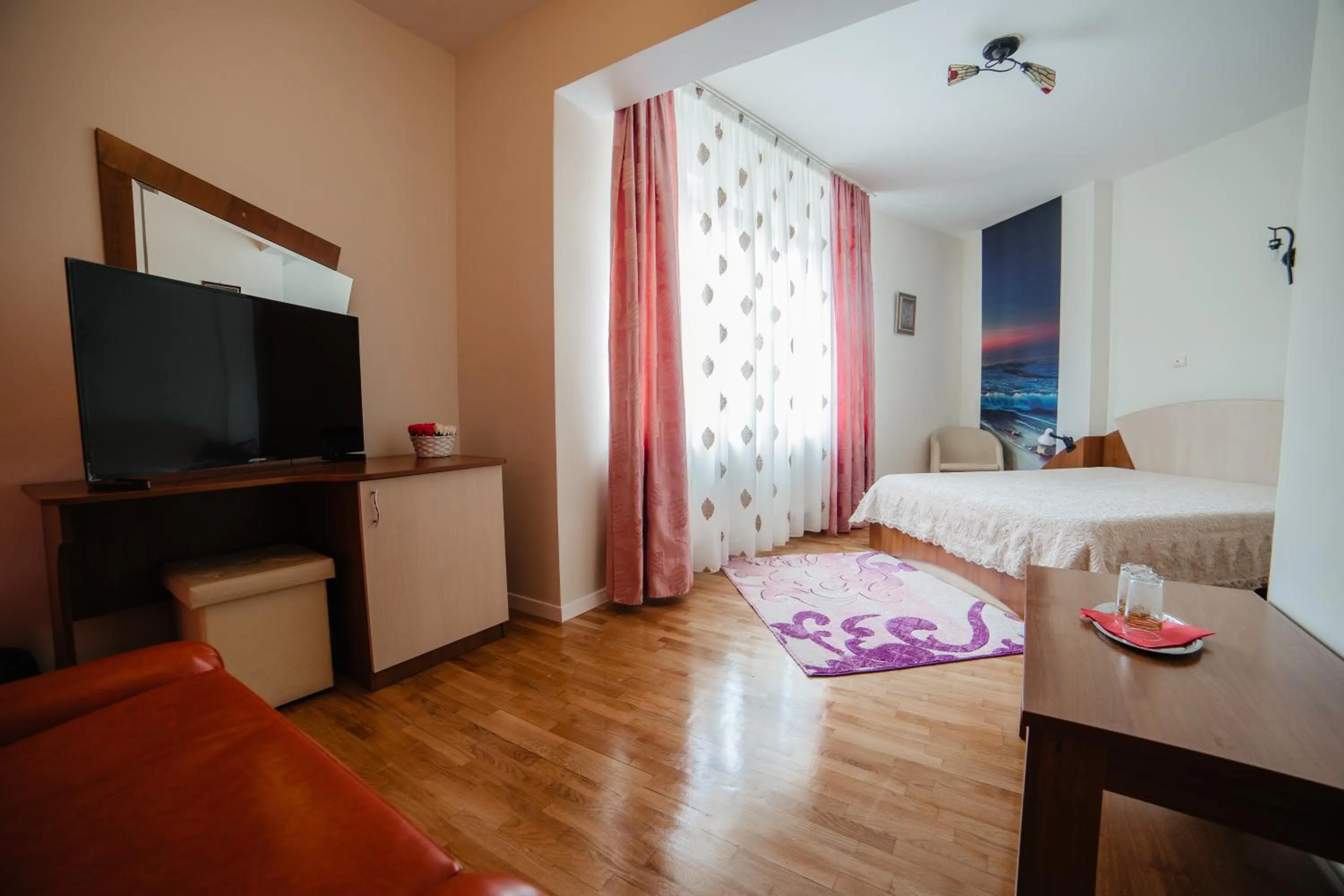 Communal lounge/ TV room, Bed in Pensiunea Floare de Colţ