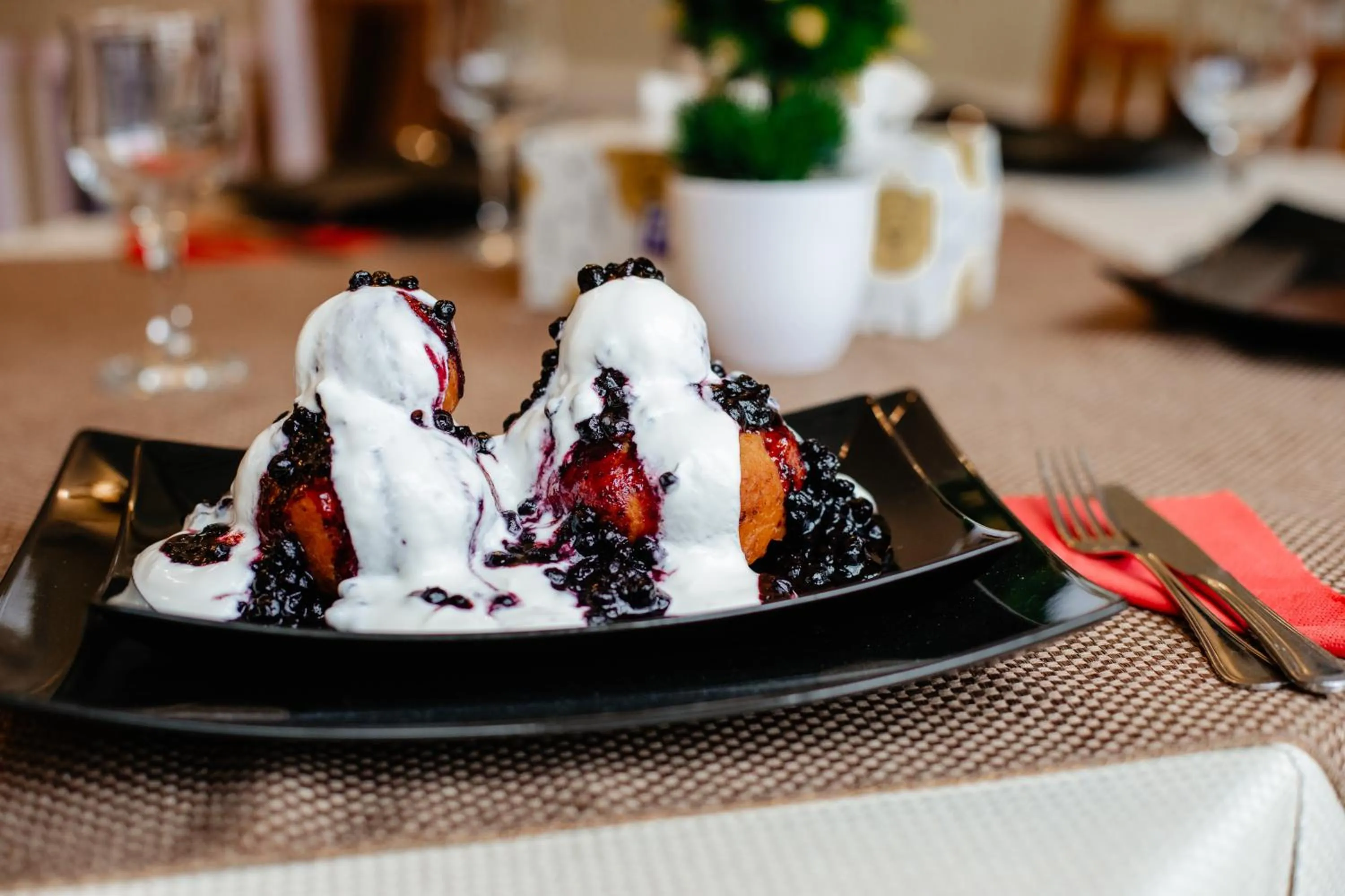 Restaurant/places to eat in Pensiunea Floare de Colţ