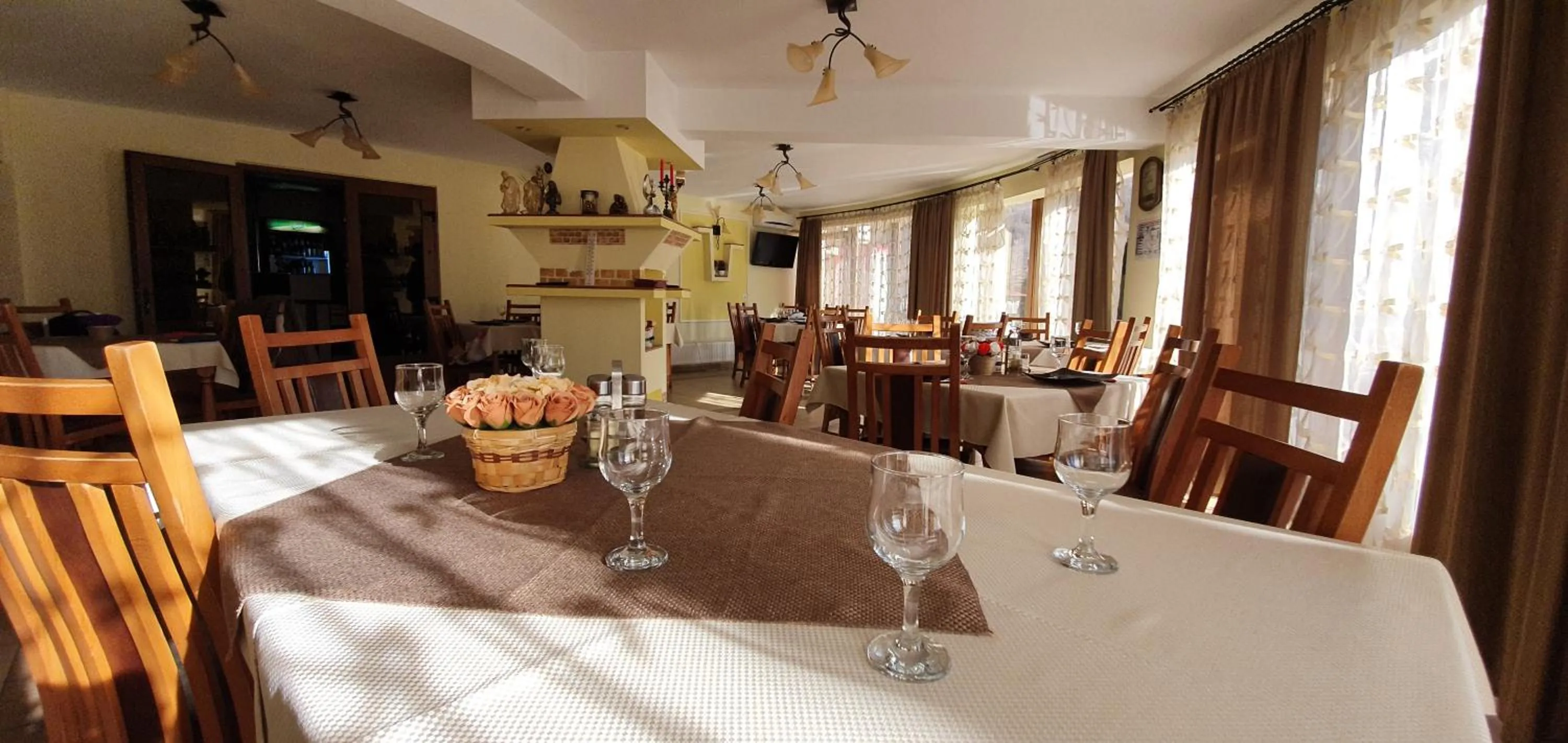 Restaurant/places to eat in Pensiunea Floare de Colţ