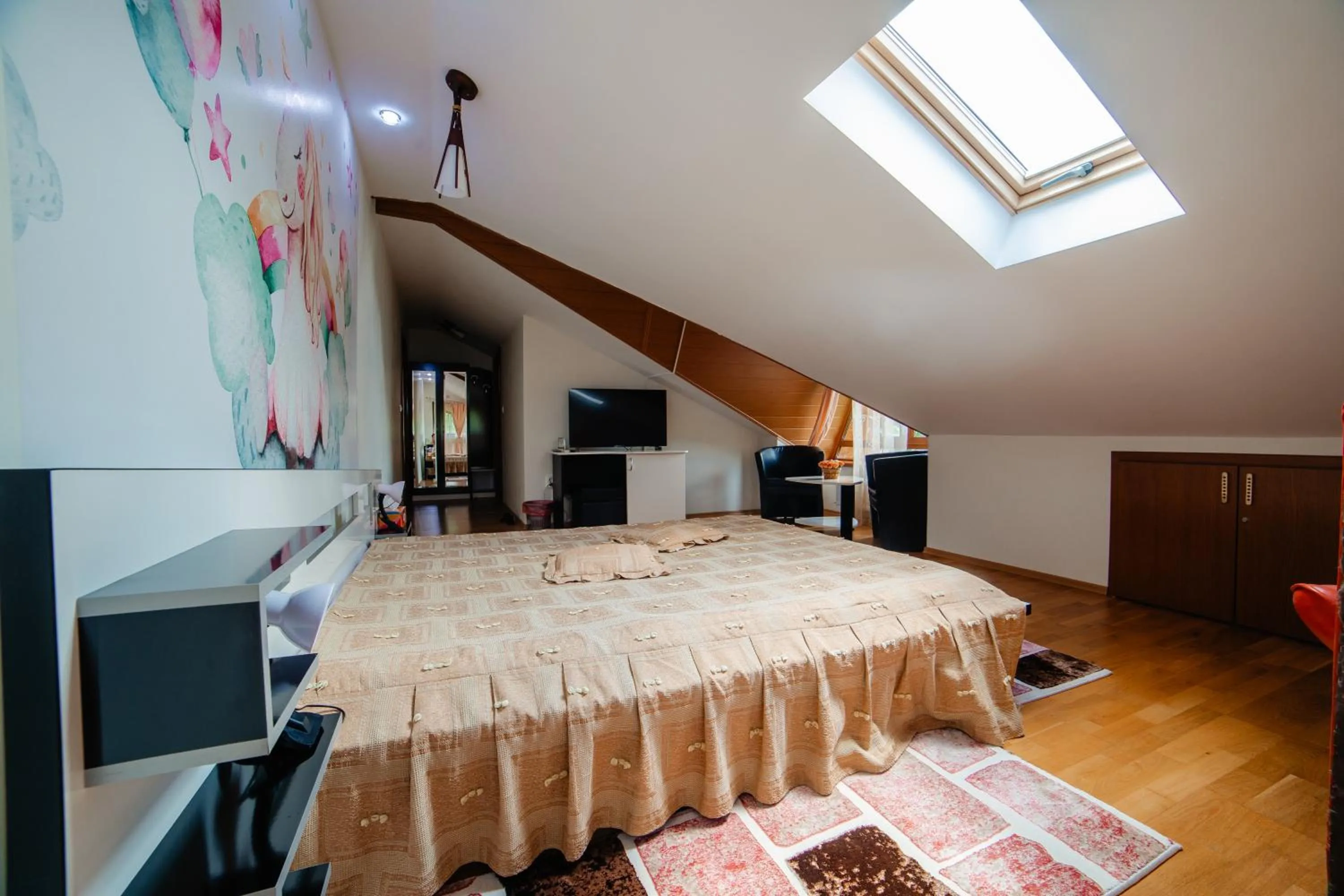 Communal lounge/ TV room, Bed in Pensiunea Floare de Colţ