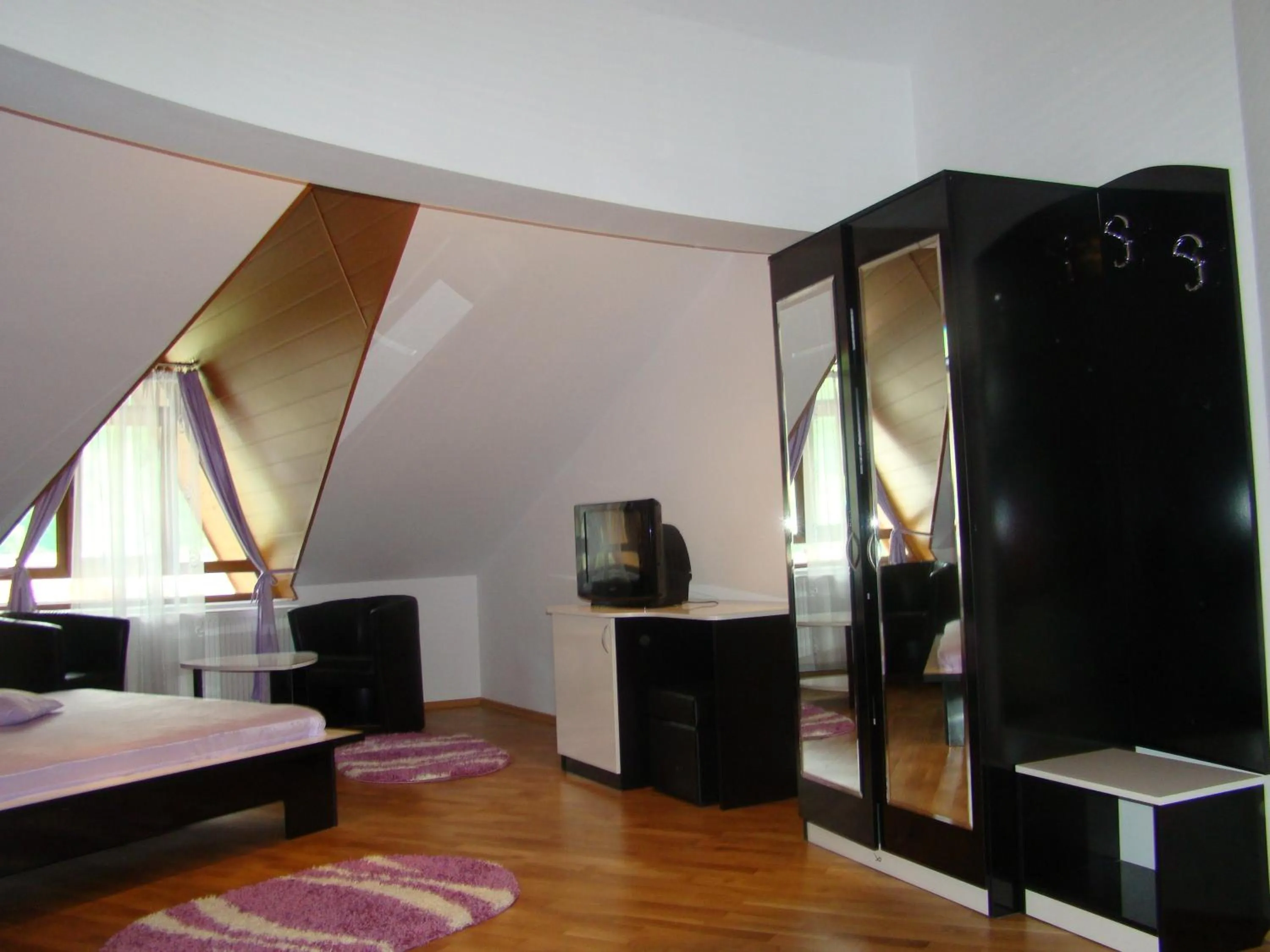 Bed in Pensiunea Floare de Colţ