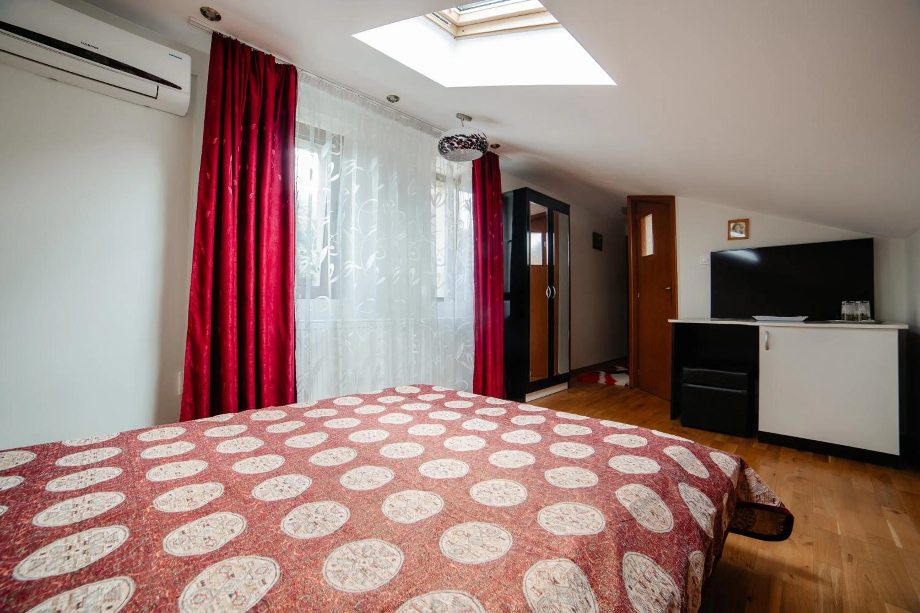 Communal lounge/ TV room, Bed in Pensiunea Floare de Colţ