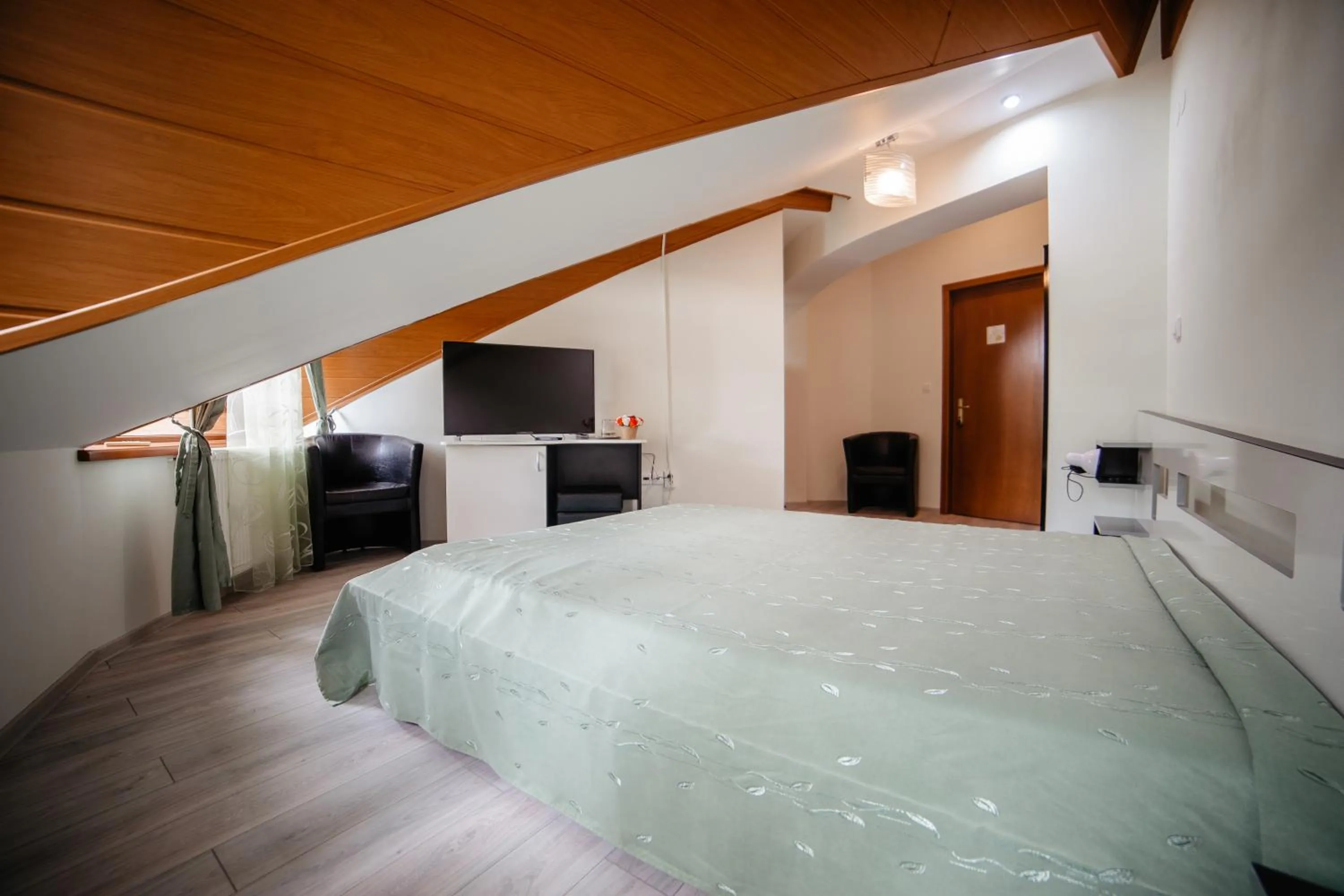 Communal lounge/ TV room, Bed in Pensiunea Floare de Colţ