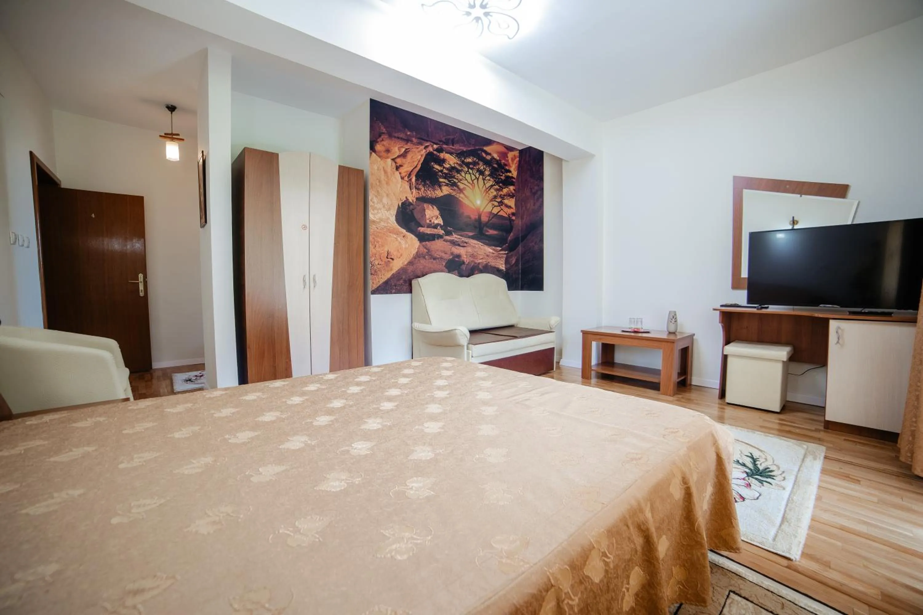 Communal lounge/ TV room, Bed in Pensiunea Floare de Colţ