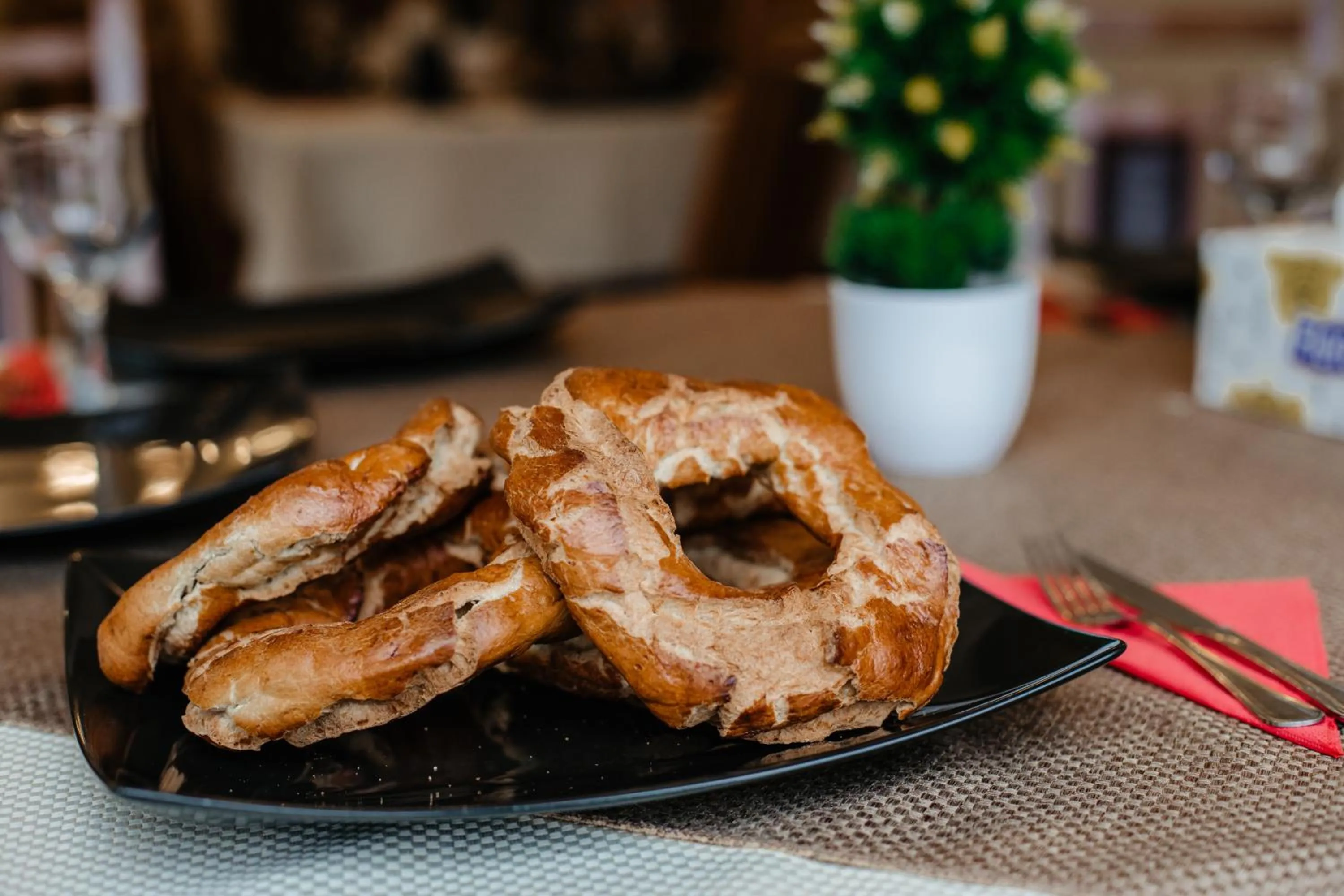 Restaurant/places to eat in Pensiunea Floare de Colţ