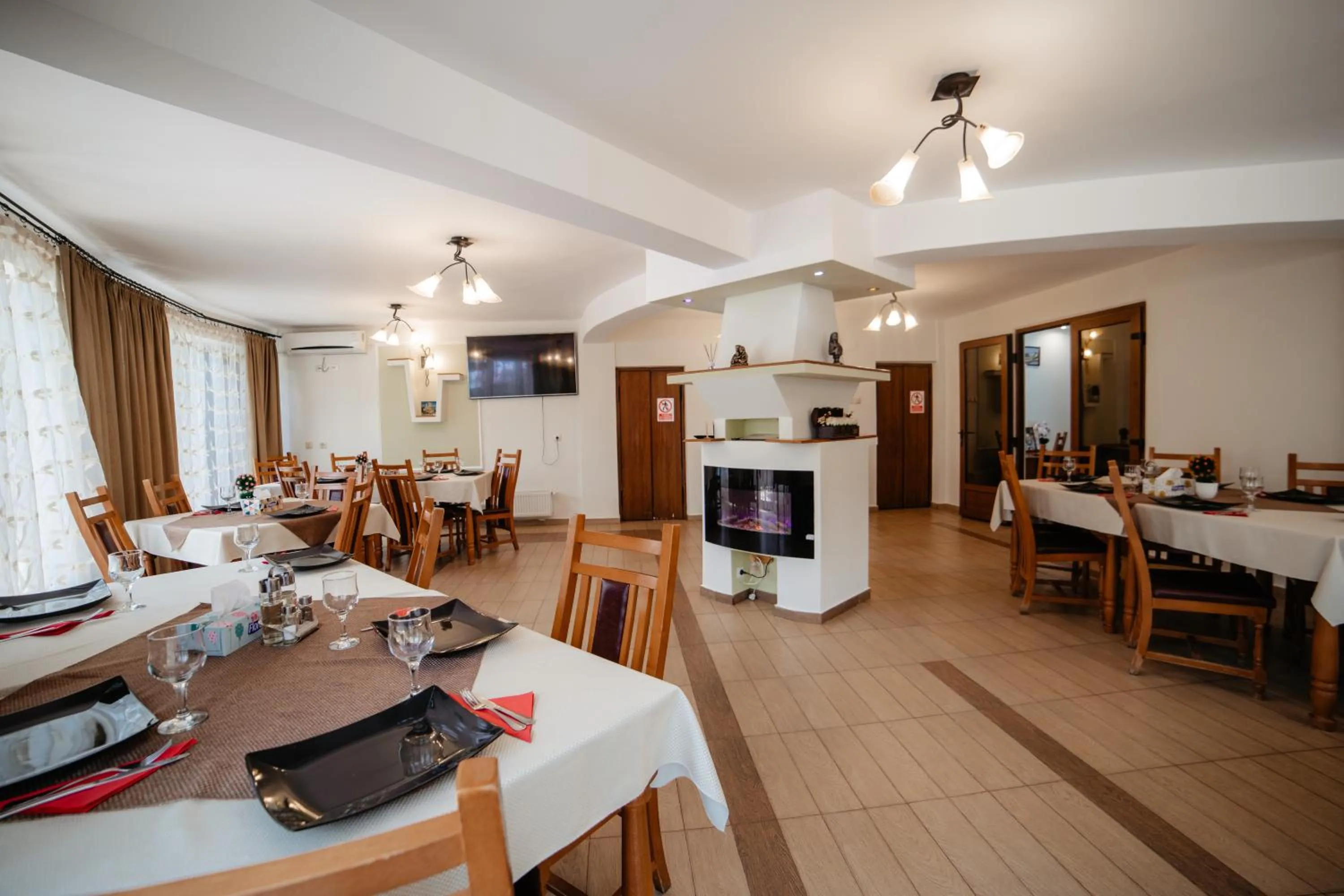 Restaurant/places to eat in Pensiunea Floare de Colţ