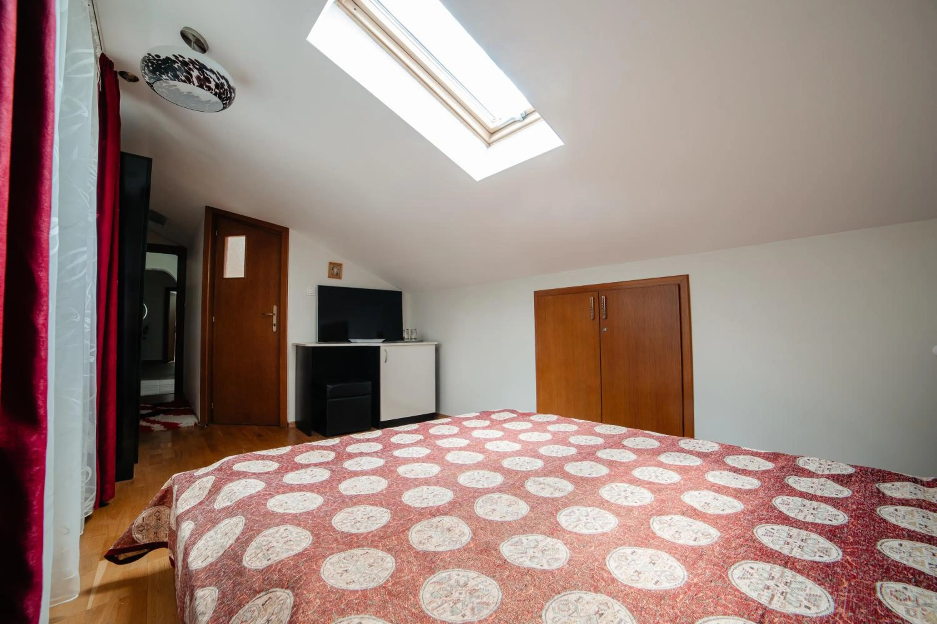 Communal lounge/ TV room, Bed in Pensiunea Floare de Colţ