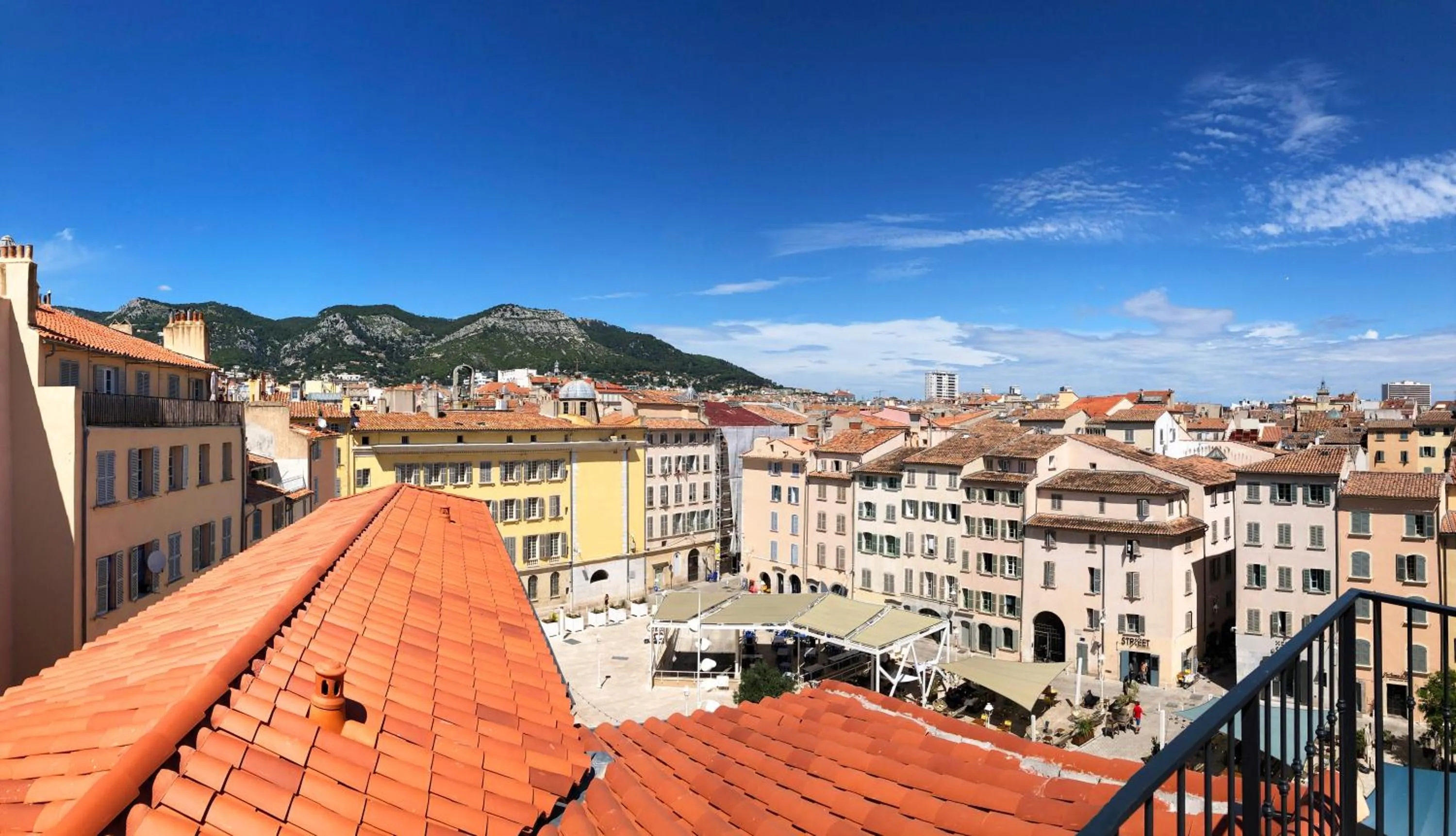 City view in L'Eautel Toulon Centre Port