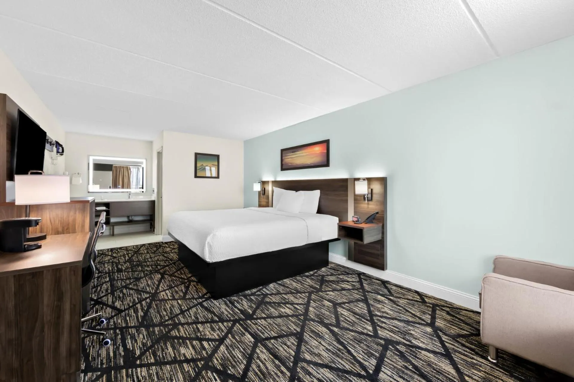 Communal lounge/ TV room, Bed in Clarion Inn & Suites near the Leconte Center Pigeon Forge