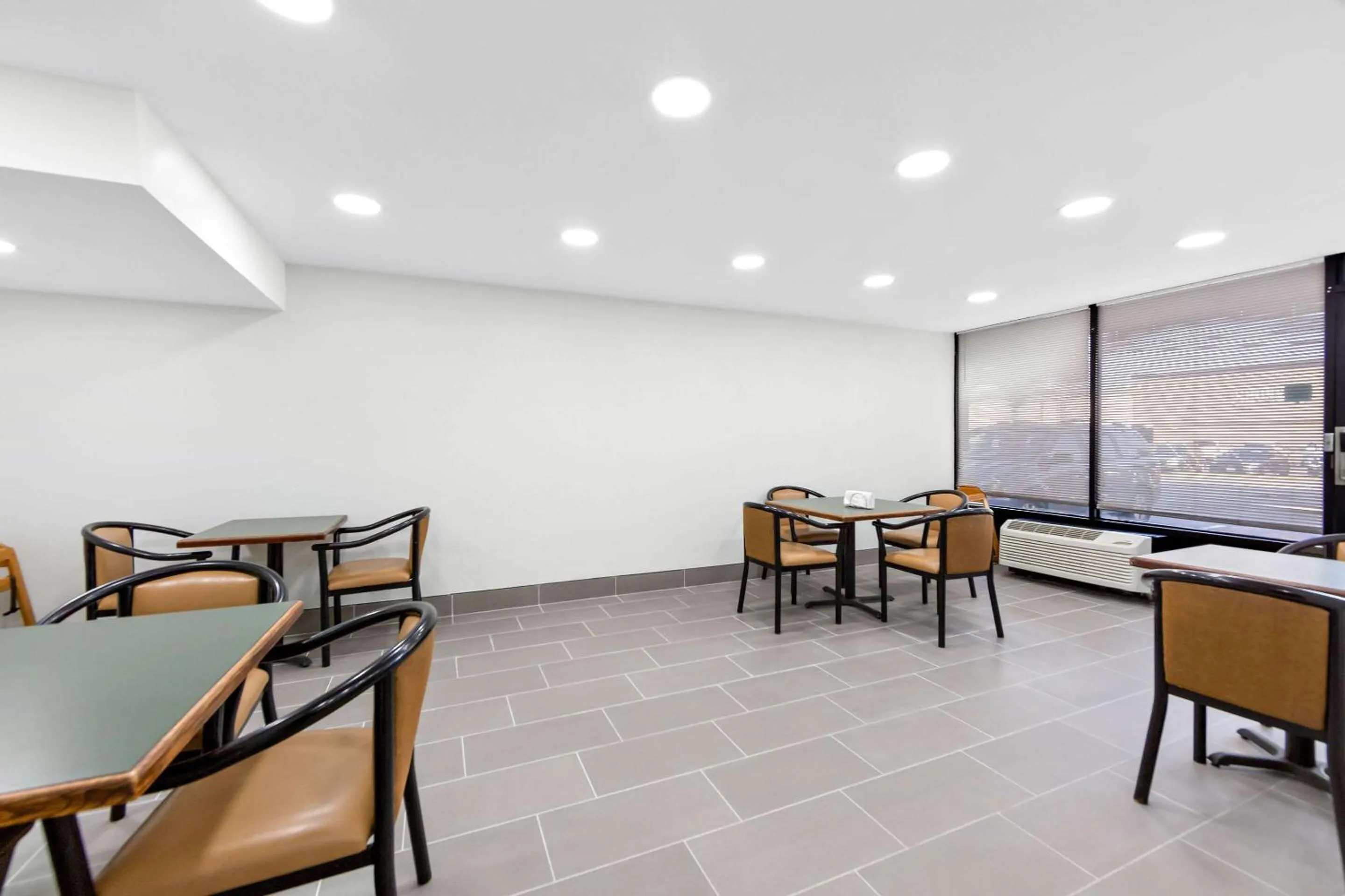 Breakfast in Clarion Inn & Suites near the Leconte Center Pigeon Forge