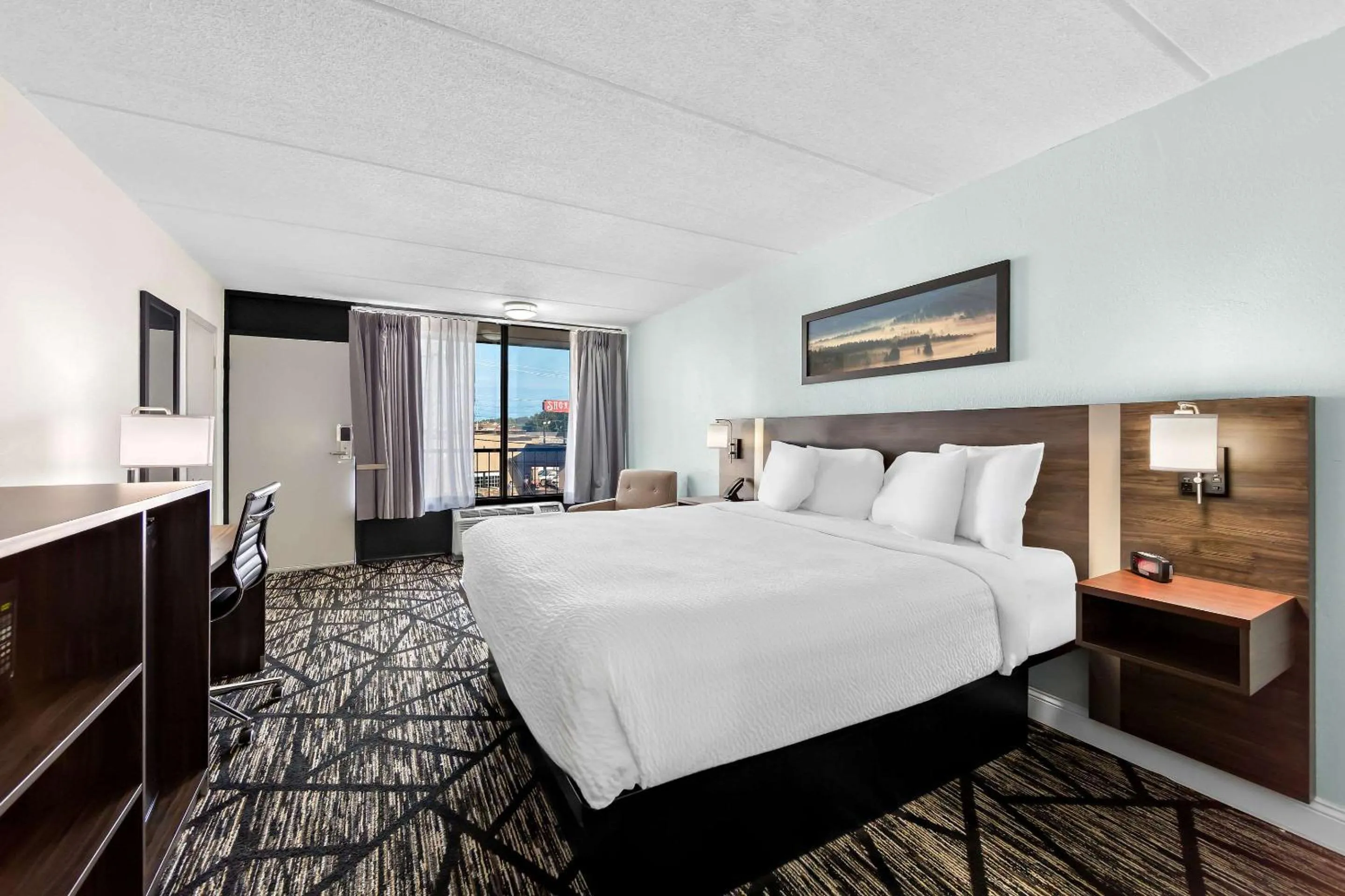 Bedroom, Bed in Clarion Inn & Suites near the Leconte Center Pigeon Forge