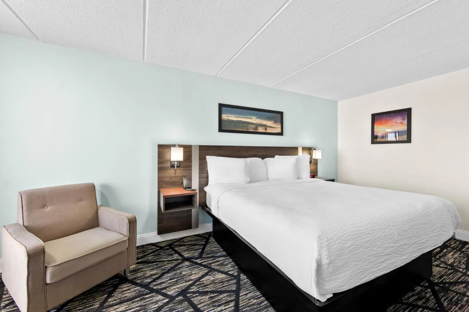 Bed in Clarion Inn & Suites near the Leconte Center Pigeon Forge