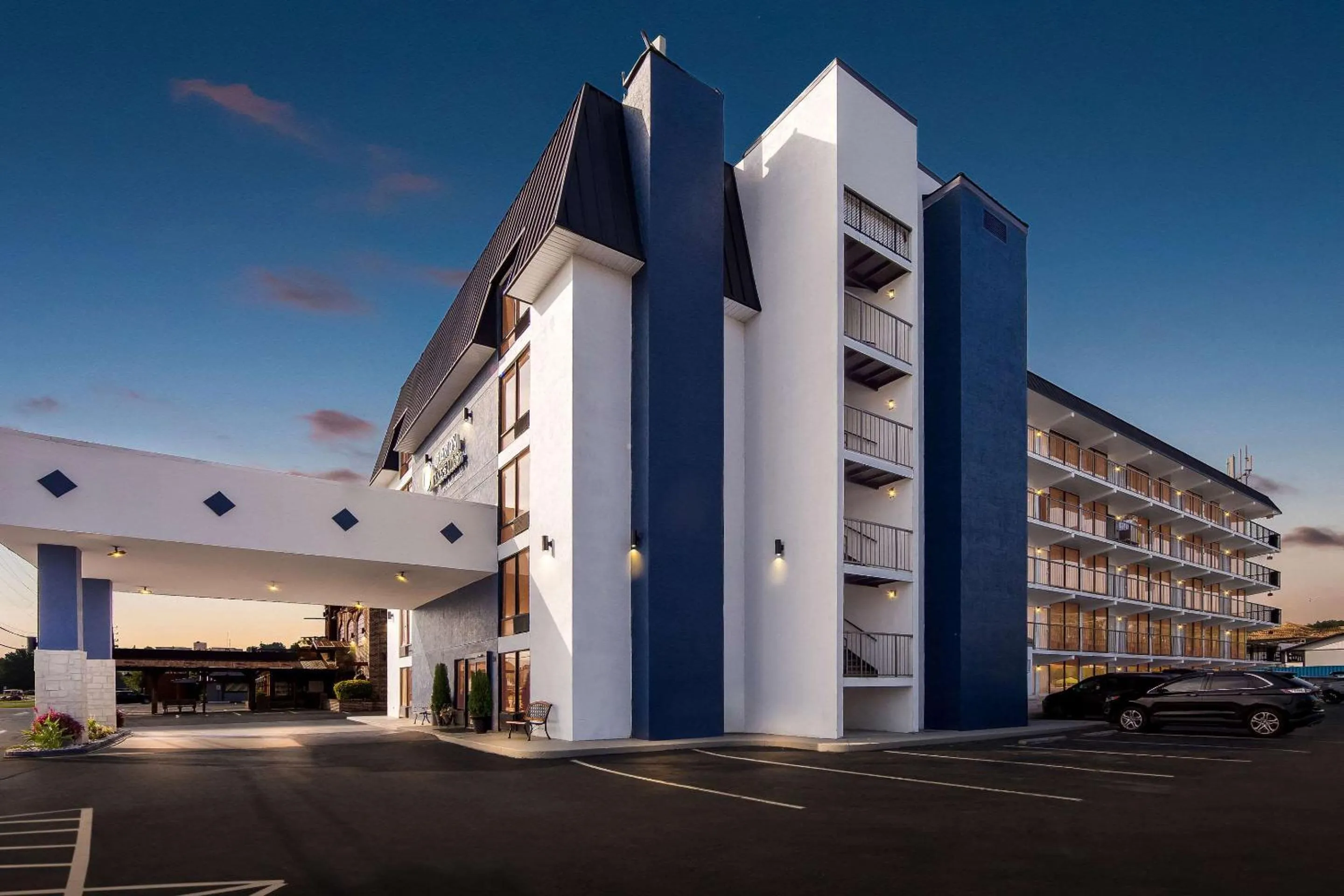 Property building in Clarion Inn & Suites near the Leconte Center Pigeon Forge