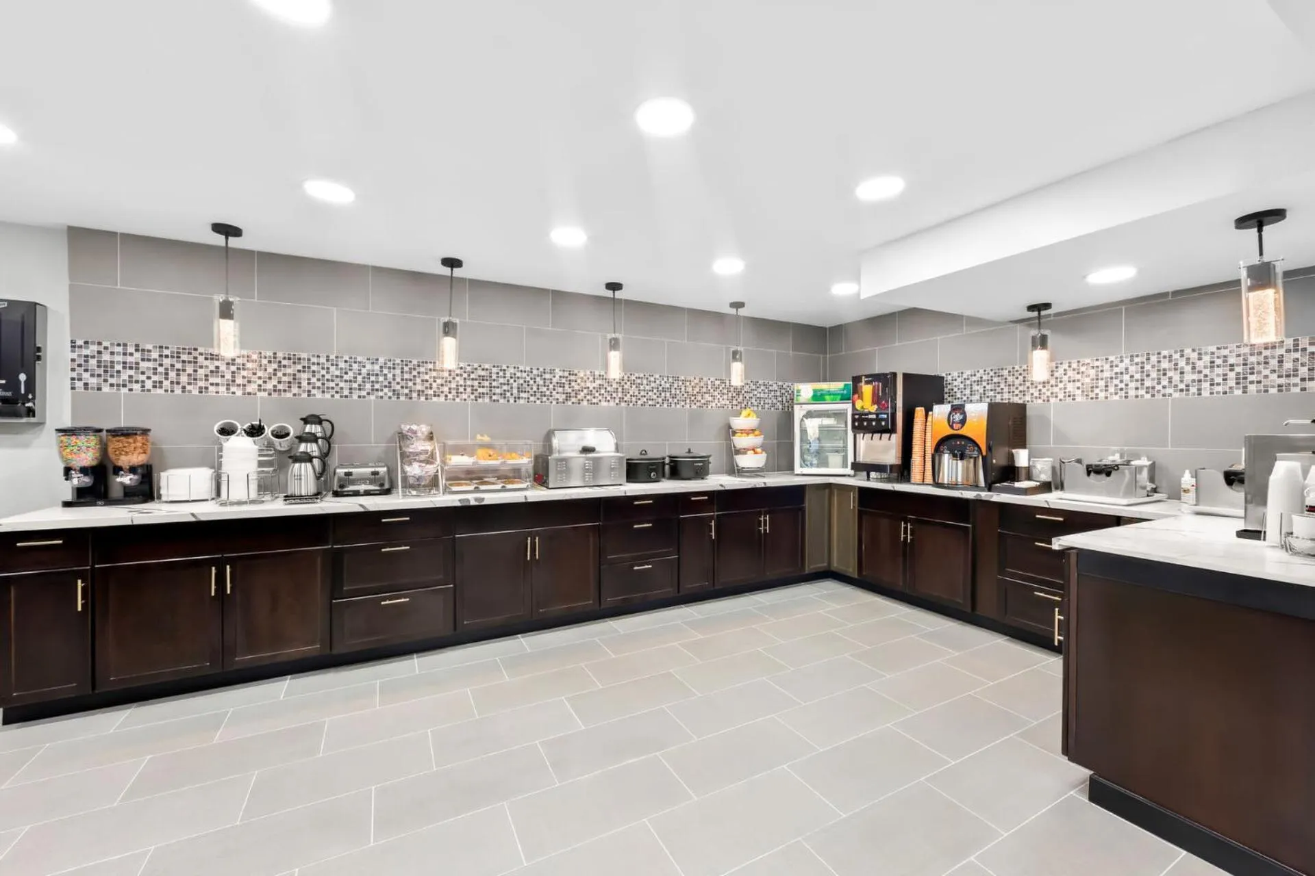 Coffee/tea facilities in Clarion Inn & Suites near the Leconte Center Pigeon Forge