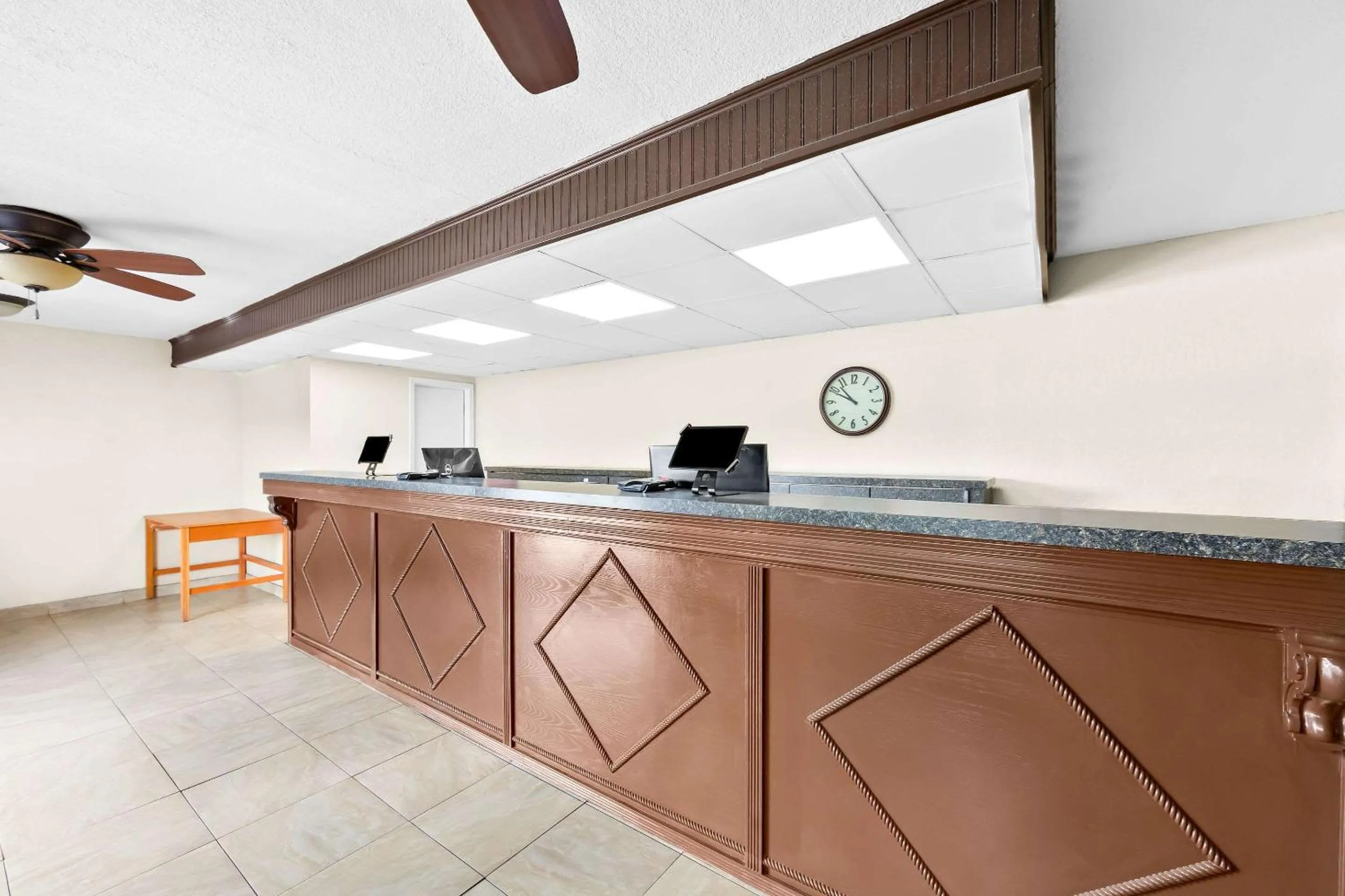 Lobby or reception in Clarion Inn & Suites near the Leconte Center Pigeon Forge