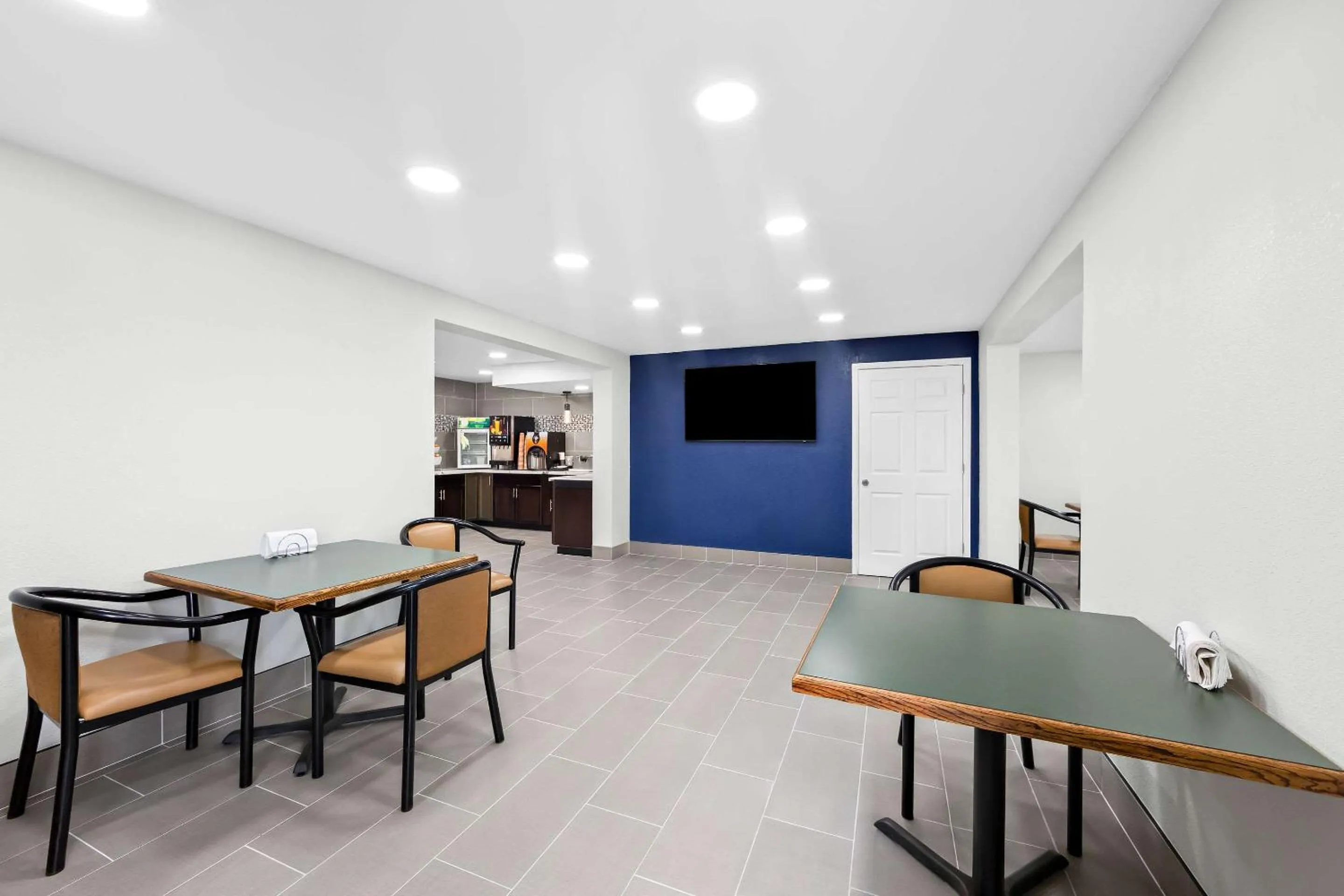 Breakfast in Clarion Inn & Suites near the Leconte Center Pigeon Forge