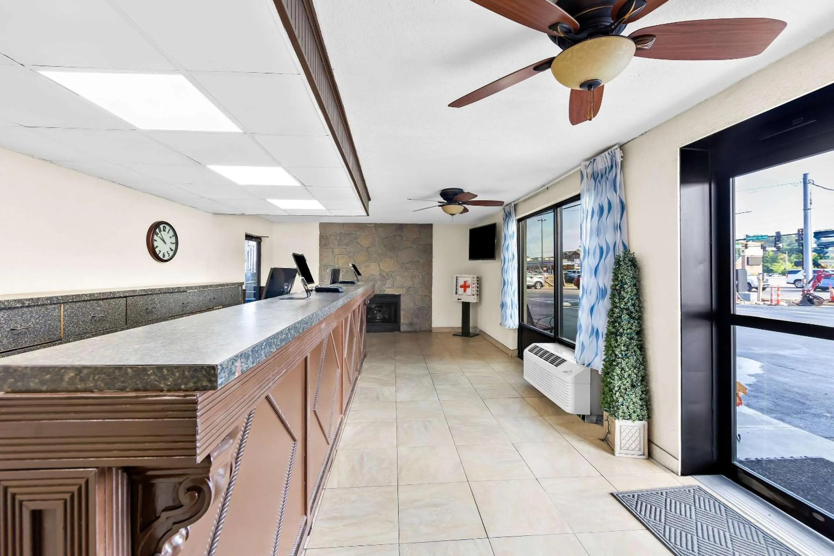 Lobby or reception in Clarion Inn & Suites near the Leconte Center Pigeon Forge