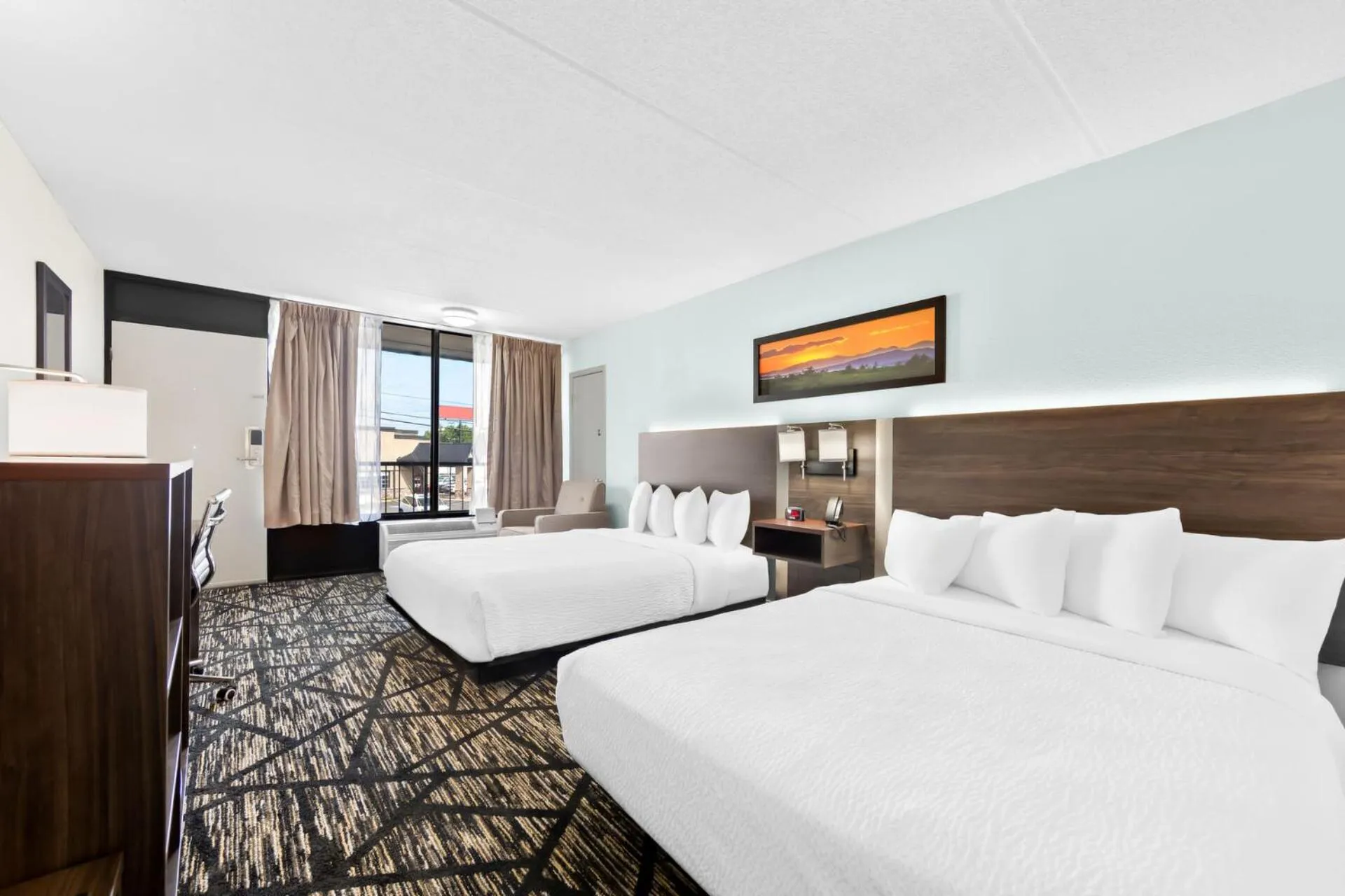 Bed in Clarion Inn & Suites near the Leconte Center Pigeon Forge